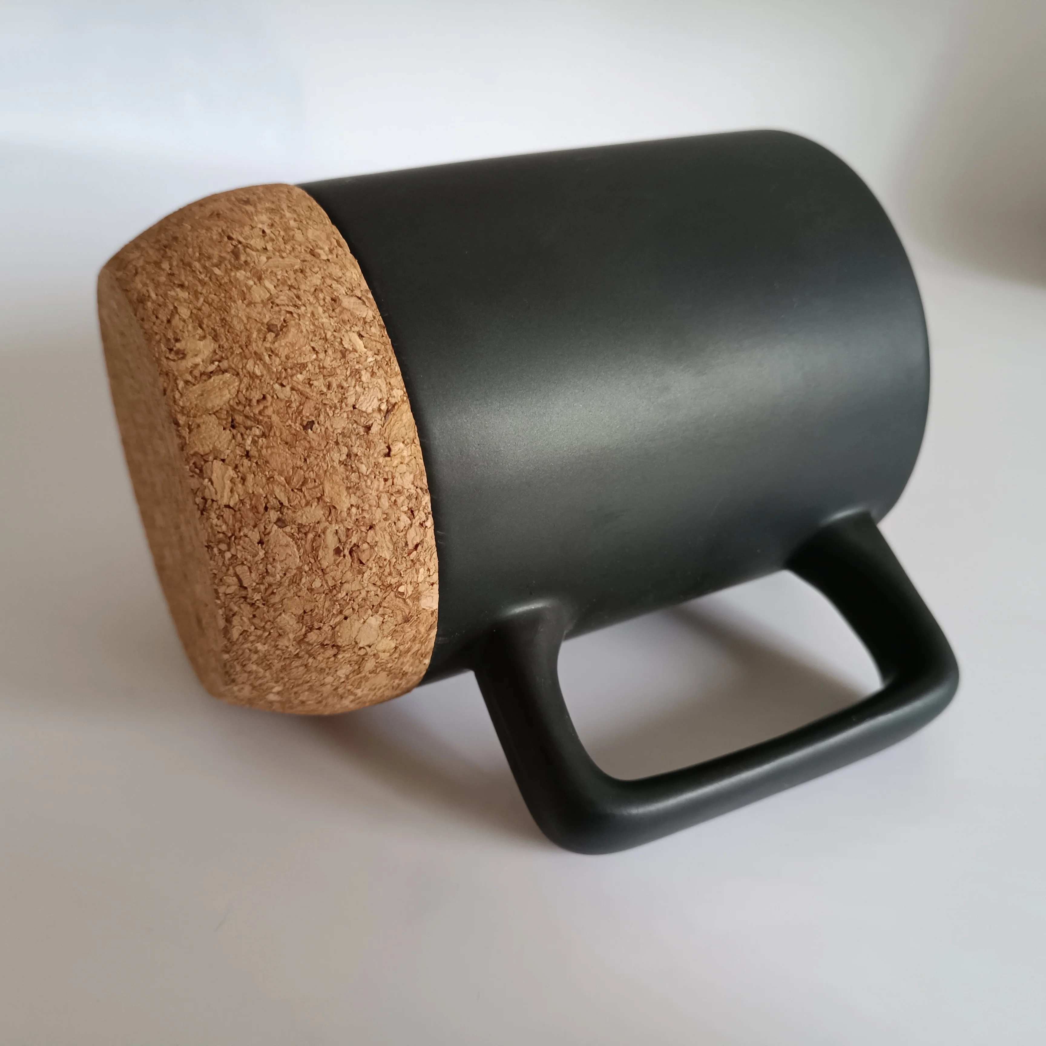 Eco-friendly outer matte glaze  inside shiny glaze finished ceramic coffee mug  with handle and cork bottoms