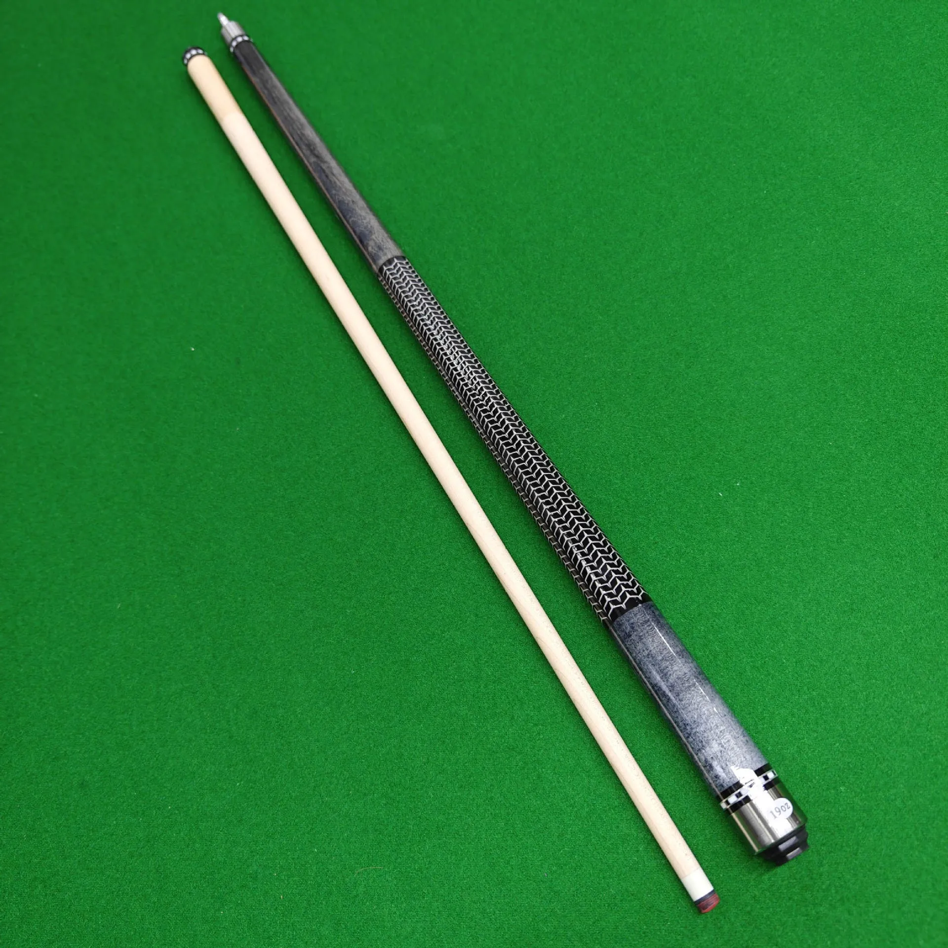 Guangdong Factory Selling Popular 1/2 Center Joint Cue Luxurious Billiard Pool Cue For Billiard Halls Clubs
