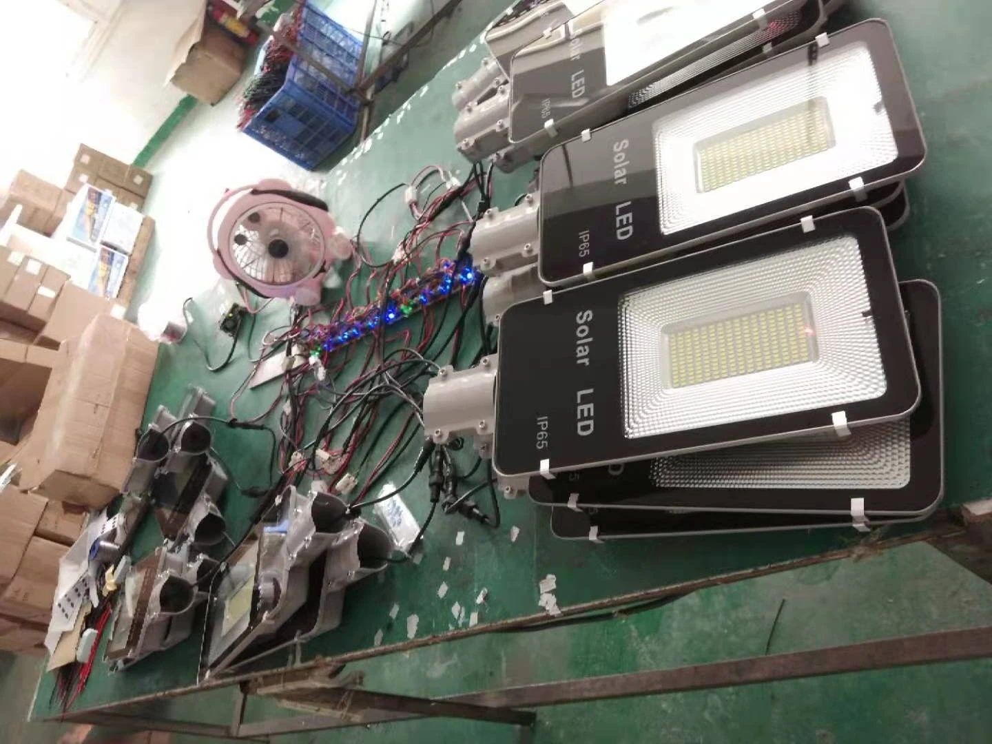 100W Outdoor Aluminum Solar Street Light with 6500K 200W Power SMD LED Chip Time Control Remote for Road Lighting IP65 Rated