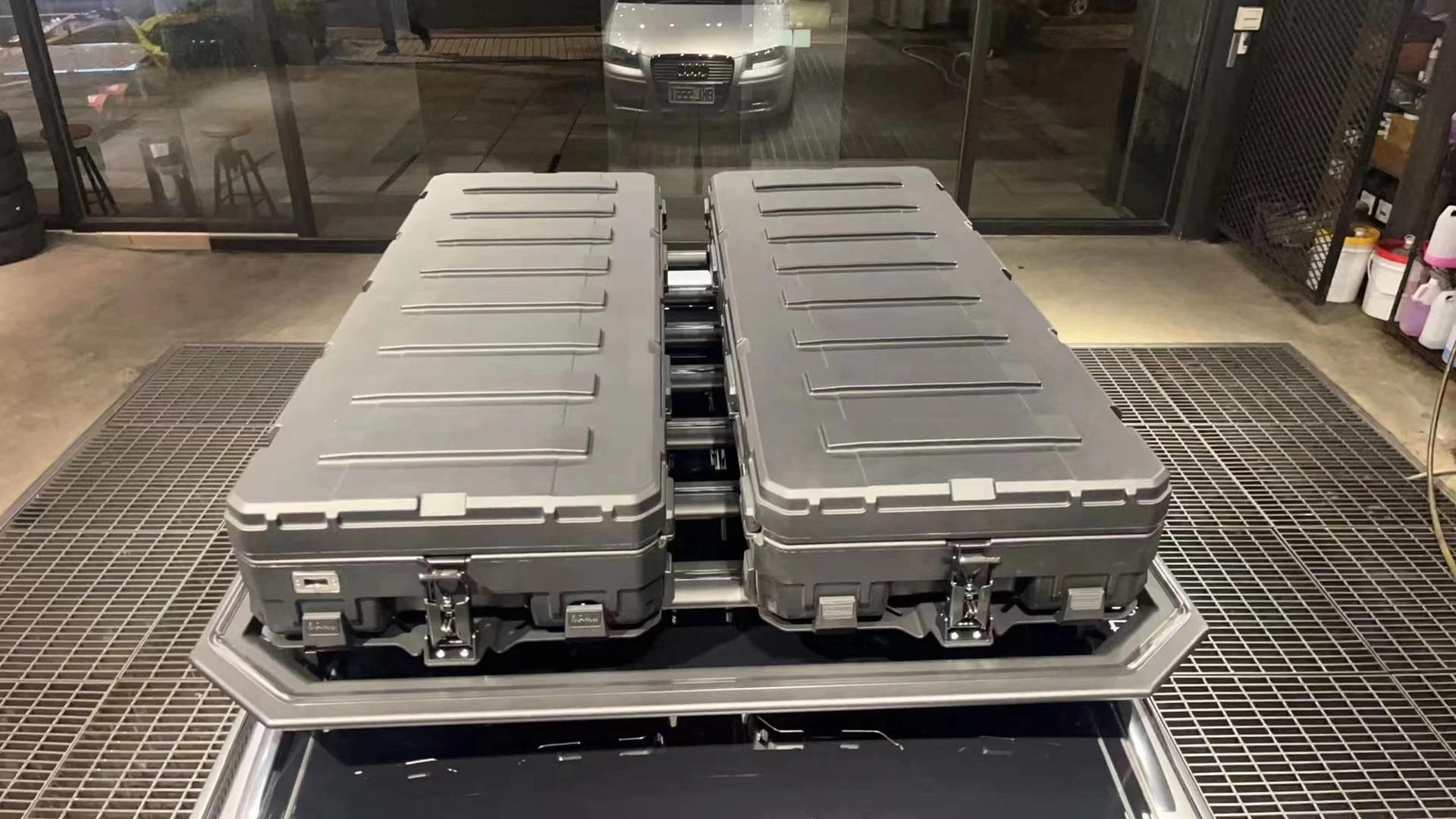 Factory price Waterproof heavy Duty Plastic Car Roof Box 95L Tool Box