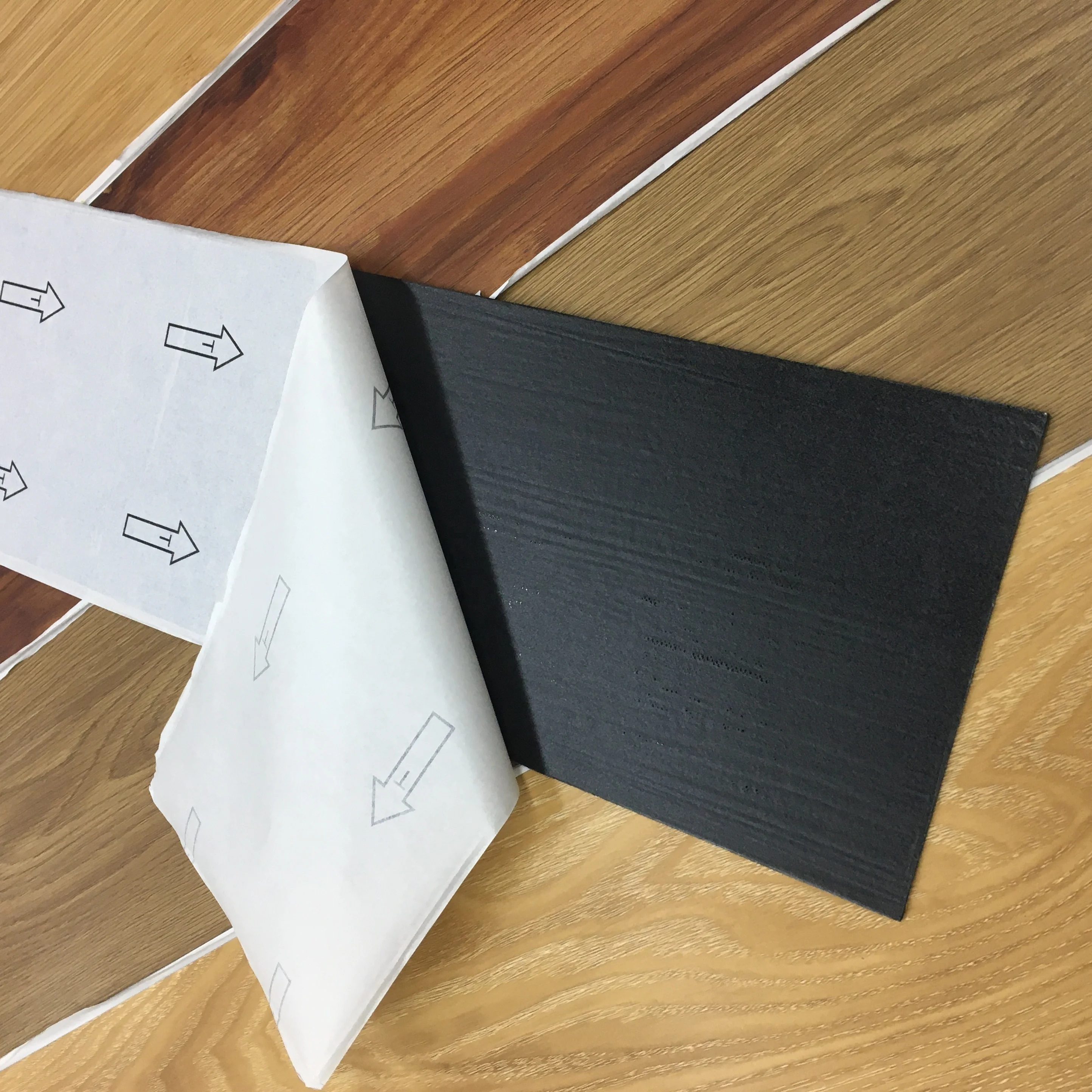 Лидер продаж, фабричная дешевая виниловая напольная плитка, клейкая водонепроницаемая напольная плитка из ПВХ, пластиковые напольные полы