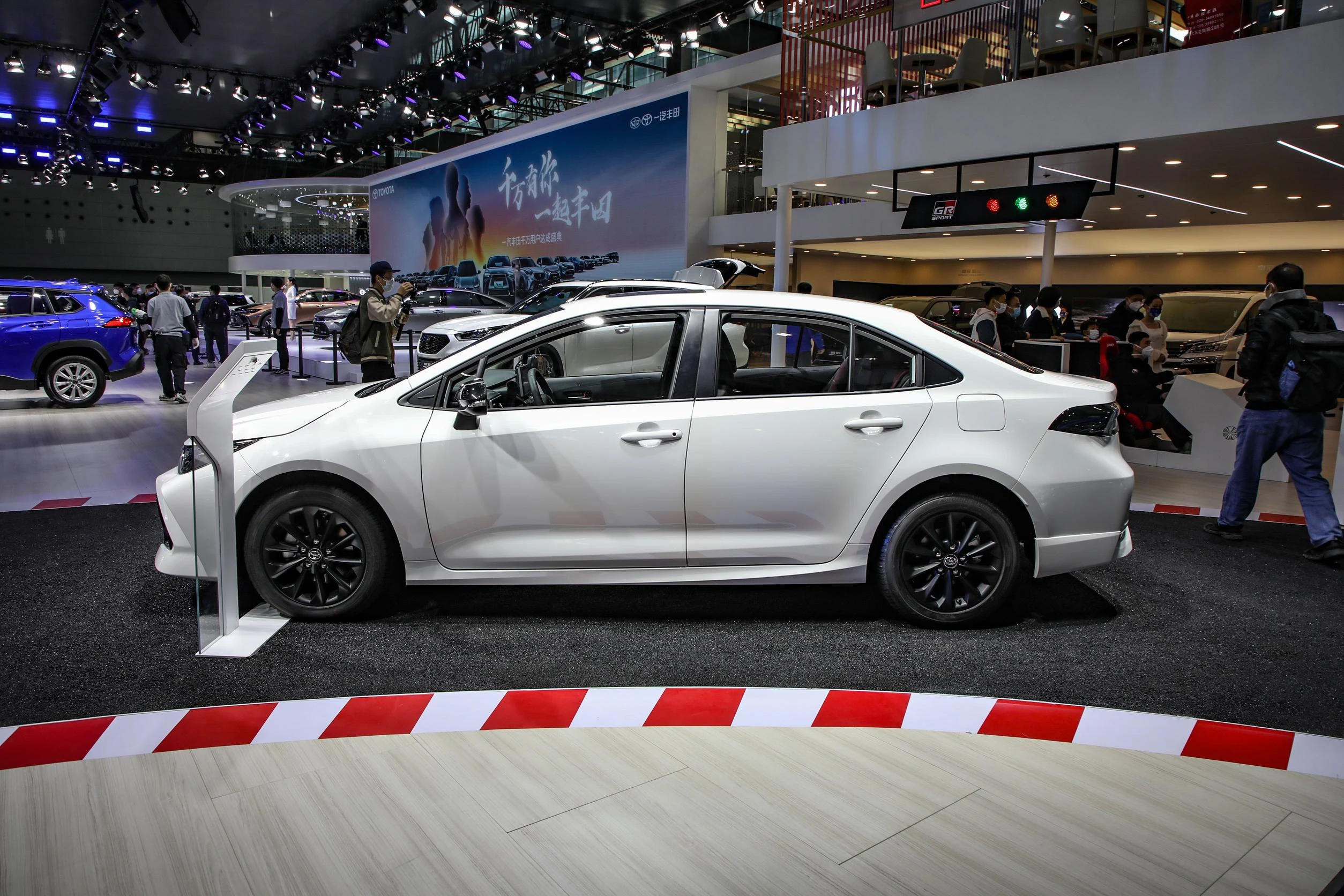 China hot selling Cheap faw toyota corolla new car 2023 gasoline toyota corolla hybrid 4 door 5 seats compact sedan
