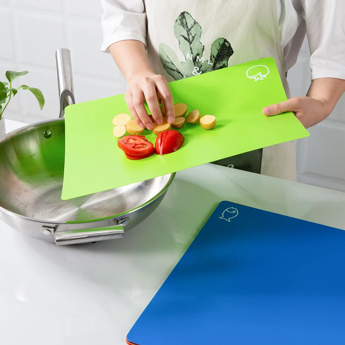 BPA-Free Large Flexible Cutting Board Eco-Friendly PE Plastic Cutting Mats Kitchen Use Dishwasher Safe Cheese Disposable