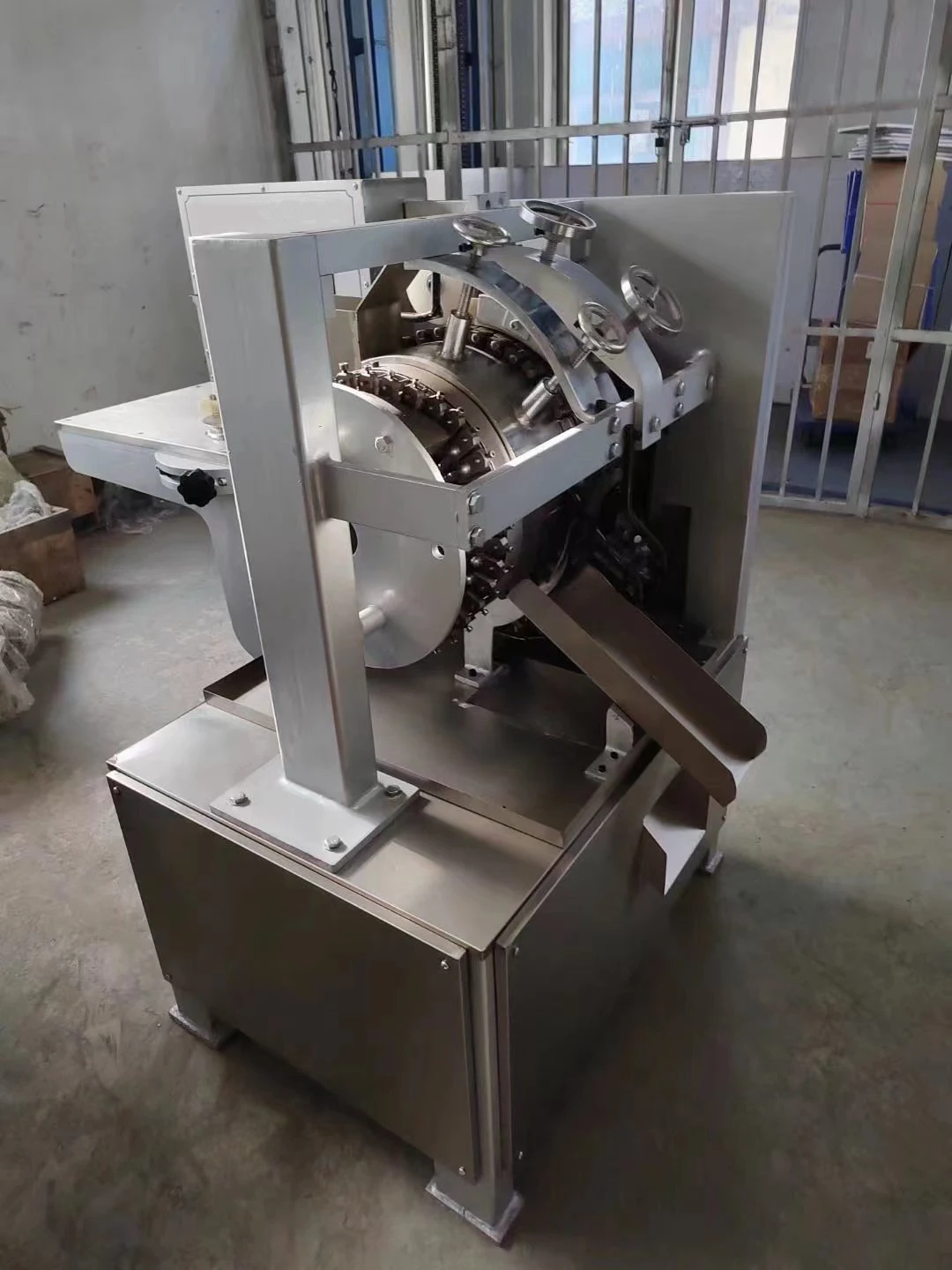 High Precision Hard Candy Lollipop Make Machine Manual Candy Maker Ball Shape Lollipop Toffee Candy Machine For Production Line