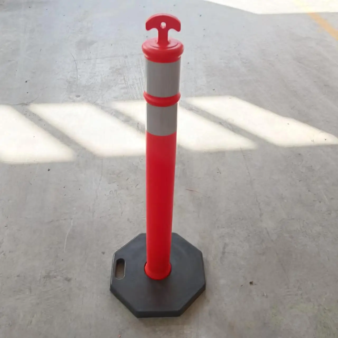 Дорожный конусный предохранительный барьер 42 дюйма с отражающими ошейниками и резиновой основой идеально подходит как стояночные стойки