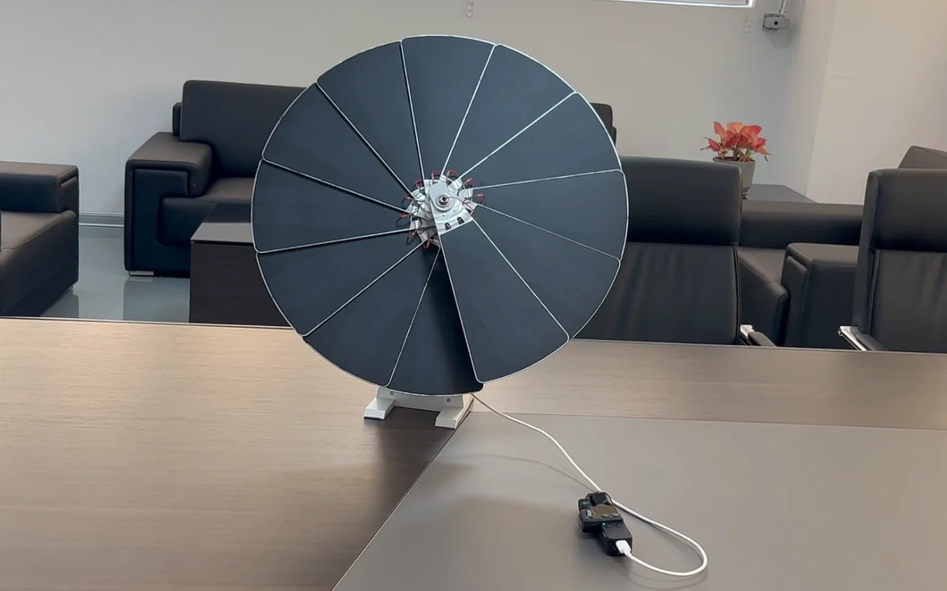 Tabletop solar power system small solar system easy carrying solar system triple axis solar tracker model