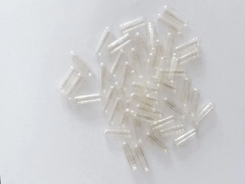 The empty gelatin capsule of the drug container is transparent and customized