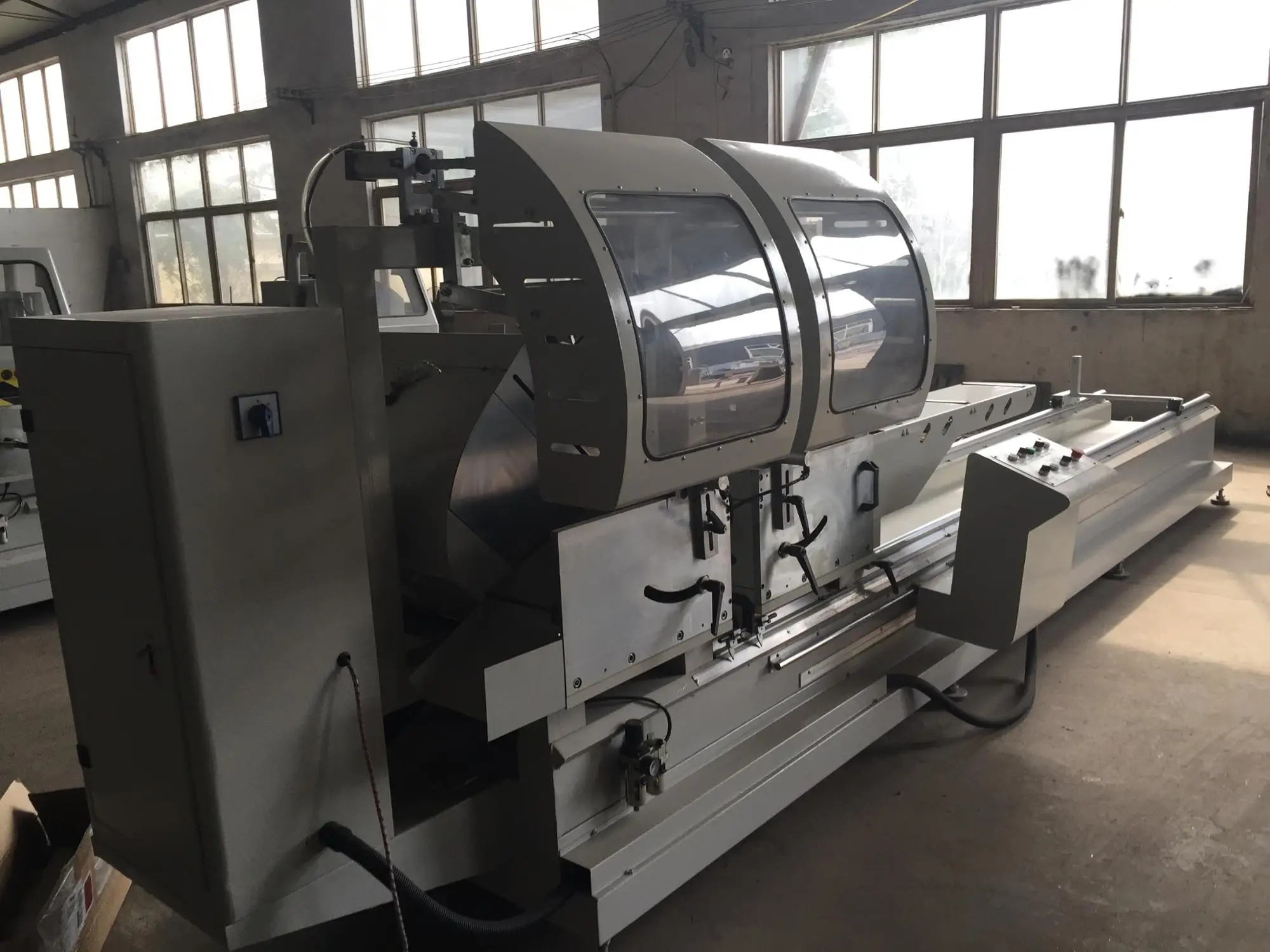 Двухсторонняя Торцевая пила с ЧПУ для окон и дверей