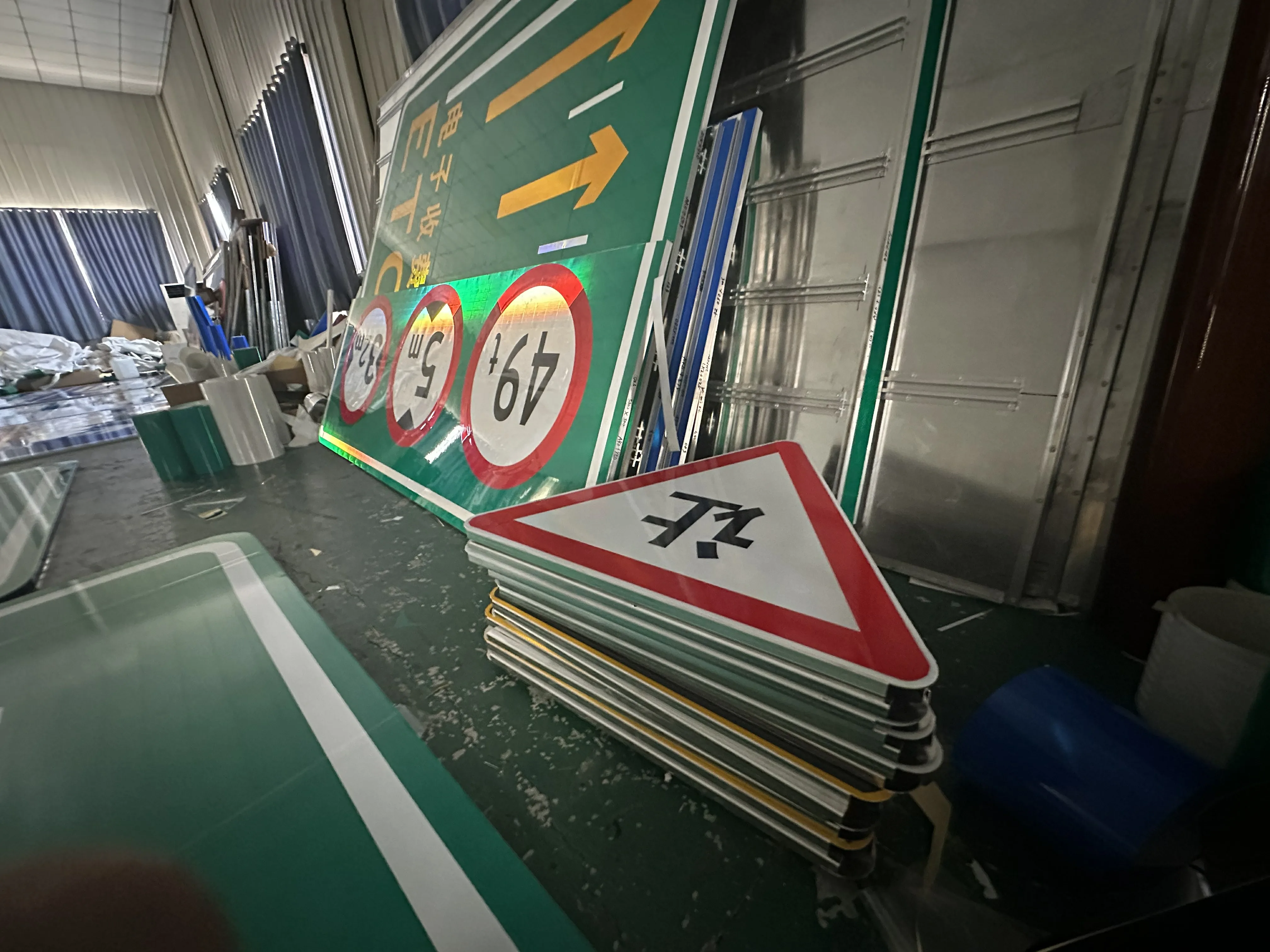 Top Sale Reflective Plastic PVC White Black Aluminum Street Parking Road Signs Safety Traffic Sign Warning Sign Price