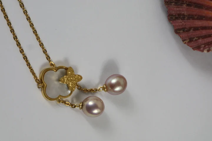 Clover Necklace Luxurious Natural Freshwater Pearls Color Excellent Shine Material Is Stainless Steel 18K Gold Plated
