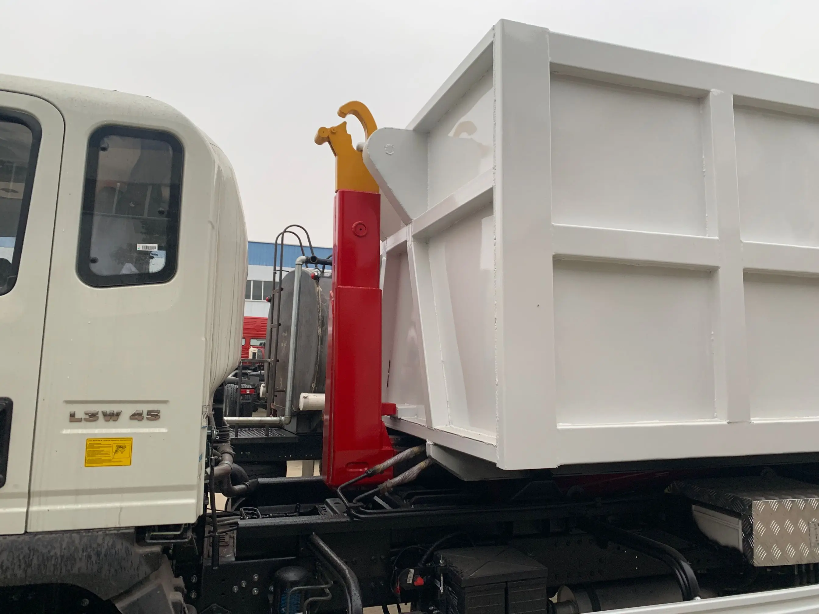 SINOTRUK HOWO 4x2 мусоровоз с крючком для контейнерного погрузчика 4 cbm-10 куб.