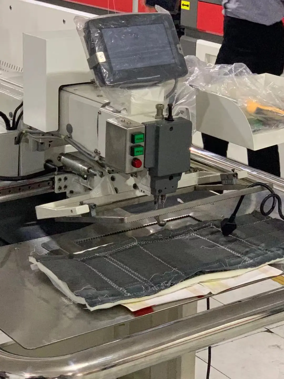 AUTOMATIC LABEL SEWING MACHINE