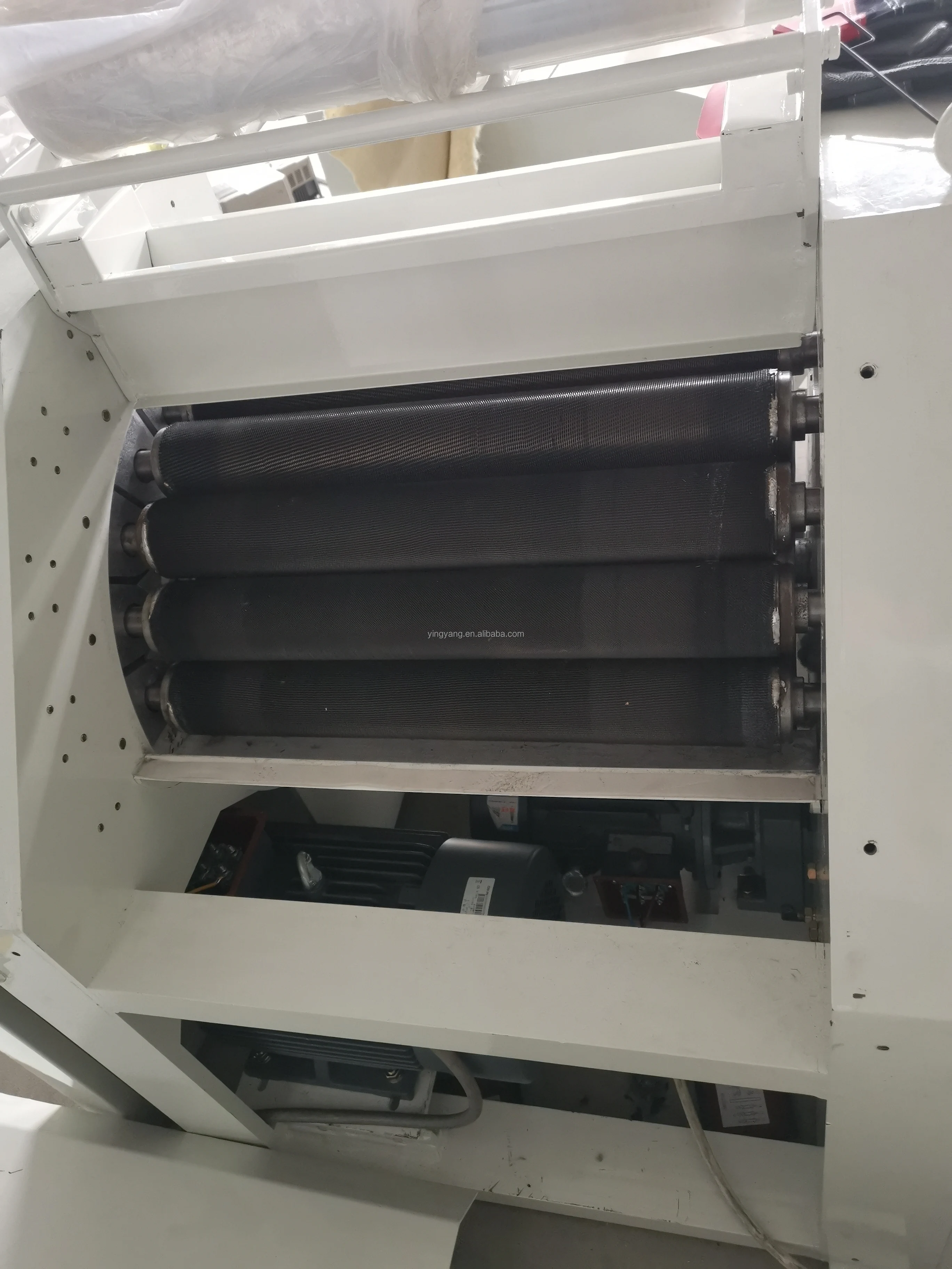 Машина для переработки краев из нетканого игольчатого материала, открывающая машина