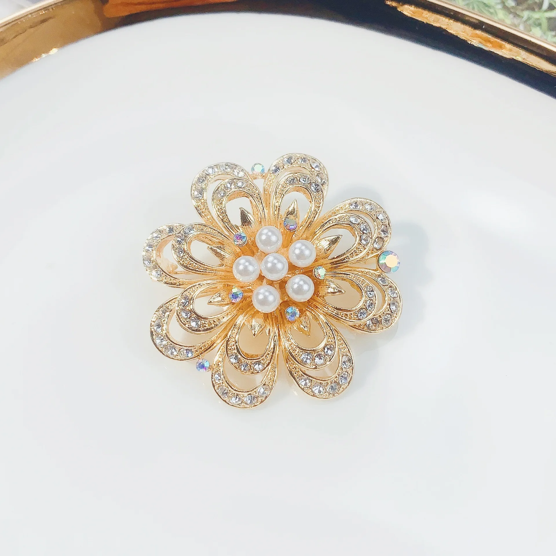 
Fashion Ladies Jewelry Brooch Custom Flower Shape Jewelry Gold Brooch with Pearl Decoration in Stock 