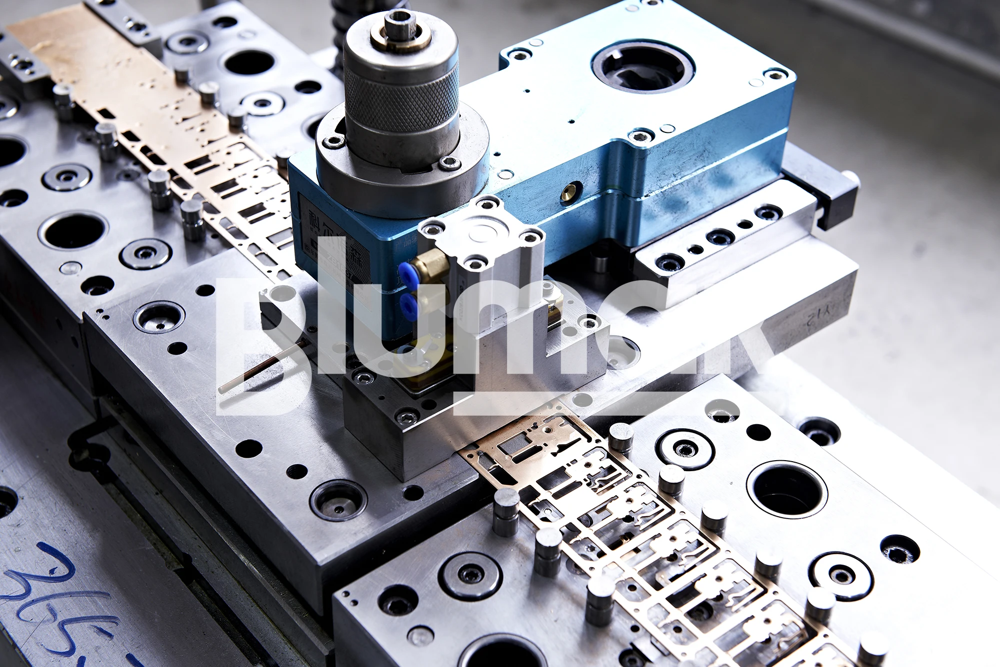 OEM и ODM MCCB дубликаты поставки CDQOS 250 Магнитный поток листового металла Штамповка детали для изготовления