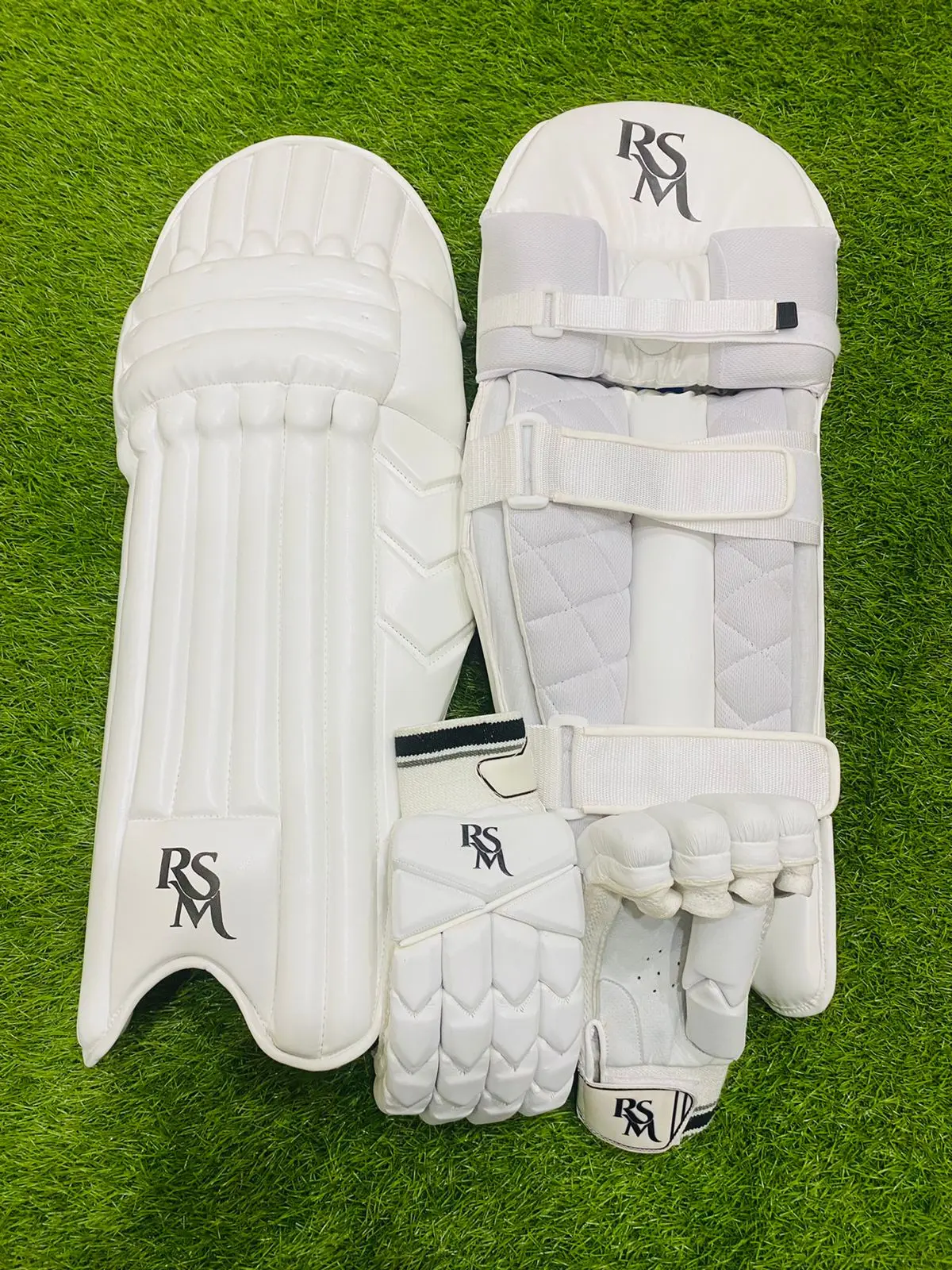 RSM CRICKET SUPPLIES LEG GUARD COLOR BLACK & WHITE