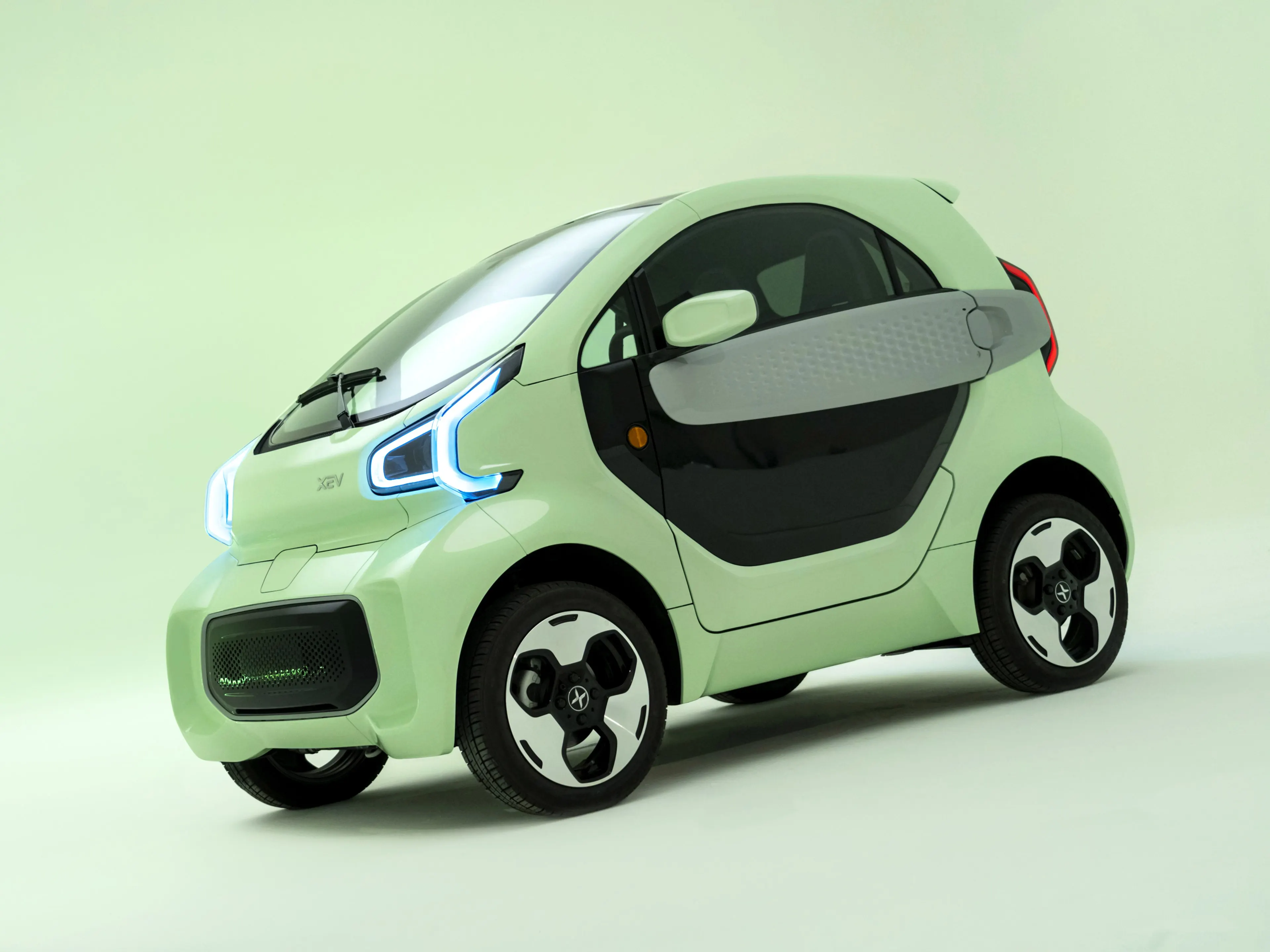 Лидер продаж 2024 новые автомобили XEV Yoyo E-car Pro 2 сиденья 150 км Электрический мини-автомобиль с батарейным питанием для взрослых 3D-печать энергетические