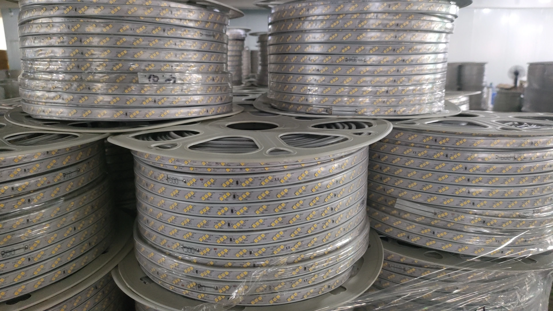 2024 High Quality With-wire SMD2835 180eds/m 3 rows Ip67 Waterproof Ac 110v 220v Led Strip Light