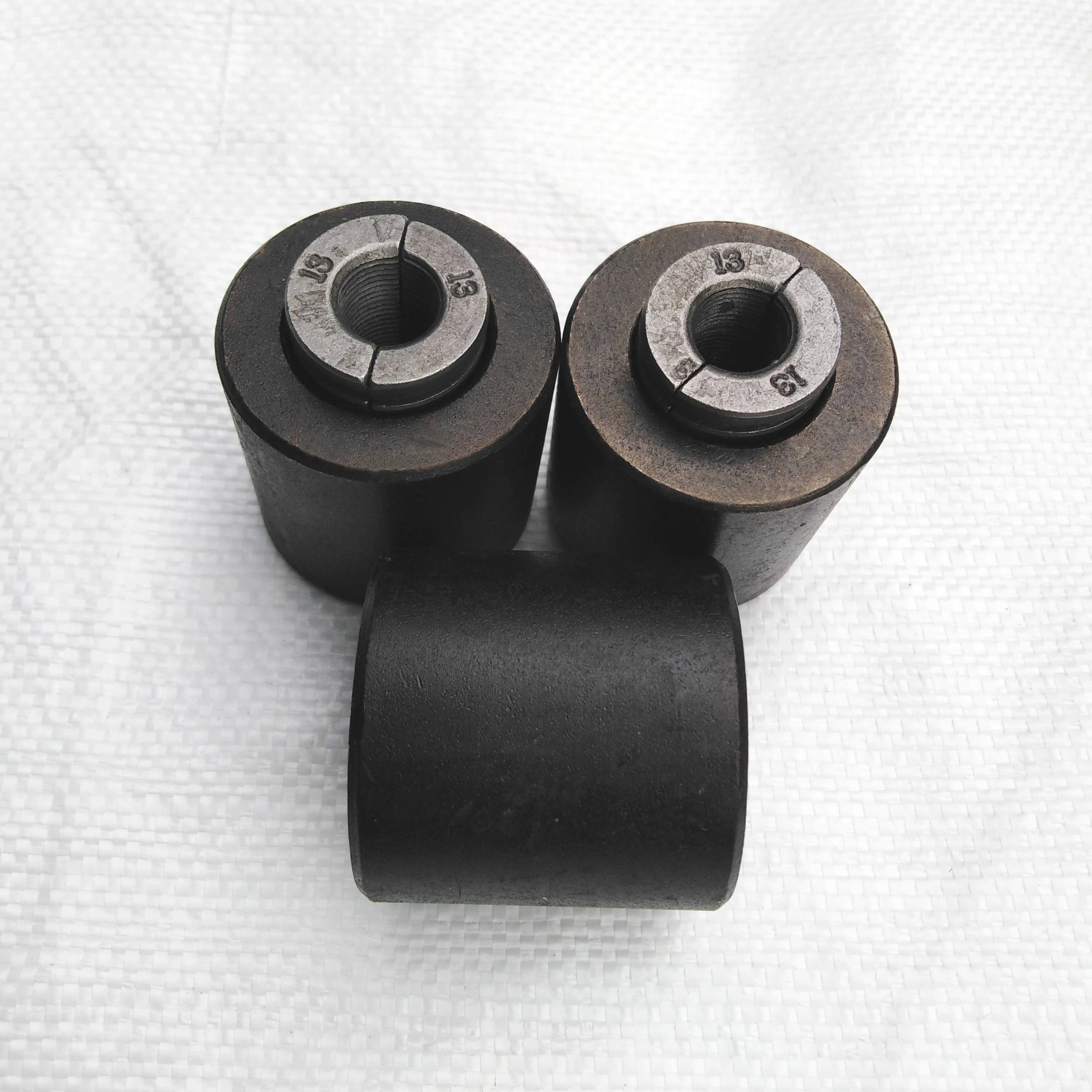 
 Крепежный цилиндр и клин для натяжения столбов  