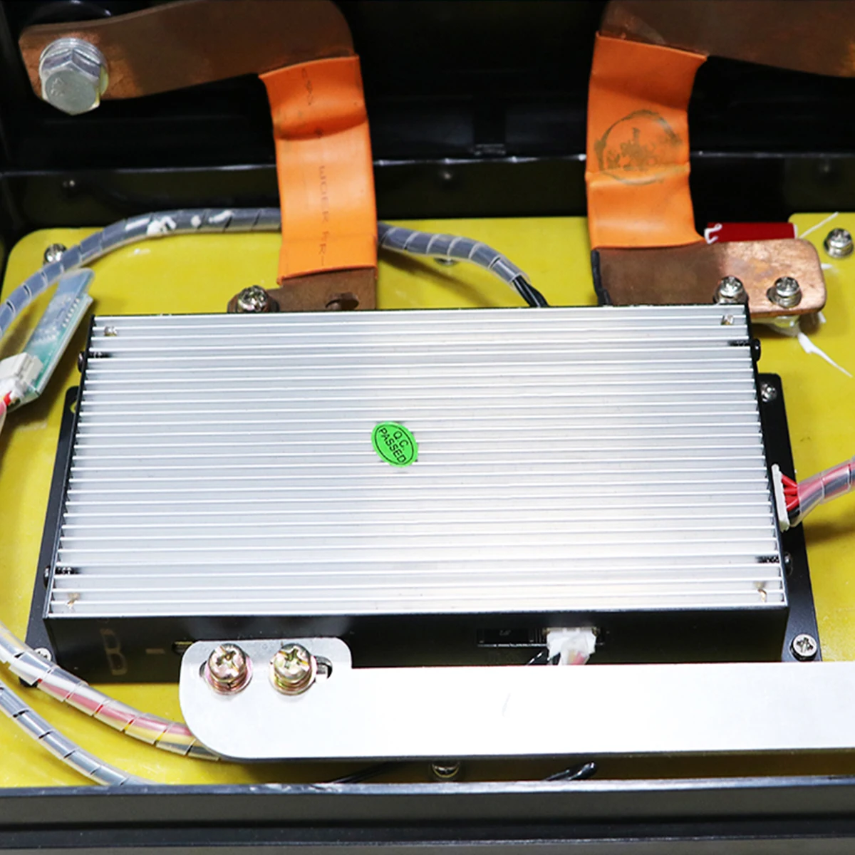 EU Stock Wholesale LiFePo4 Battery 12v 50AH 100Ah 200Ah 400Ah Bluetooth IP65 Waterproof Deep Cycles Rechargeable Solar Battery