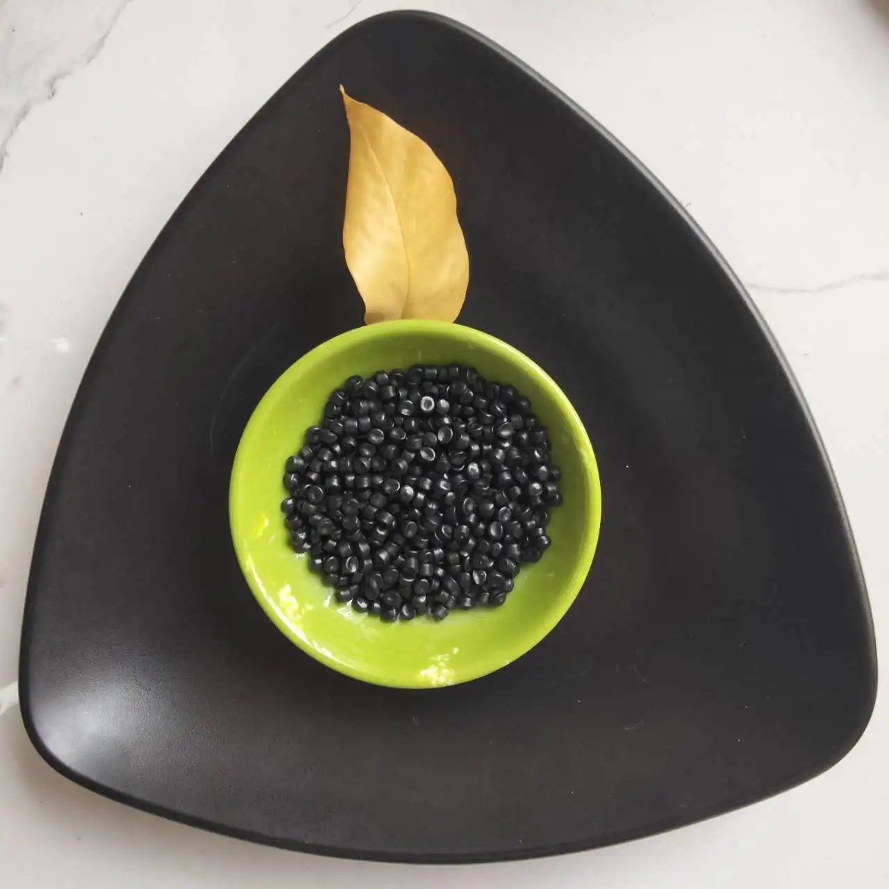 HDPE/high density polyethylene granules / hdpe plastic raw material factory price Injection