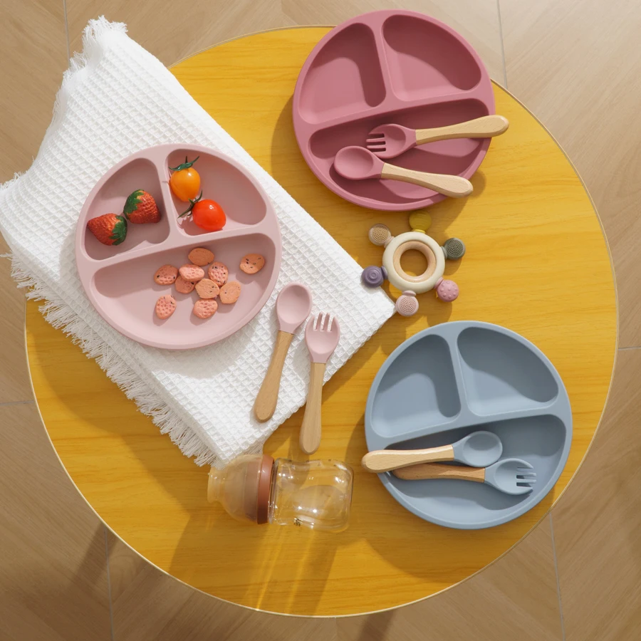 Силиконовая разделенная тарелка с деревянной вилкой