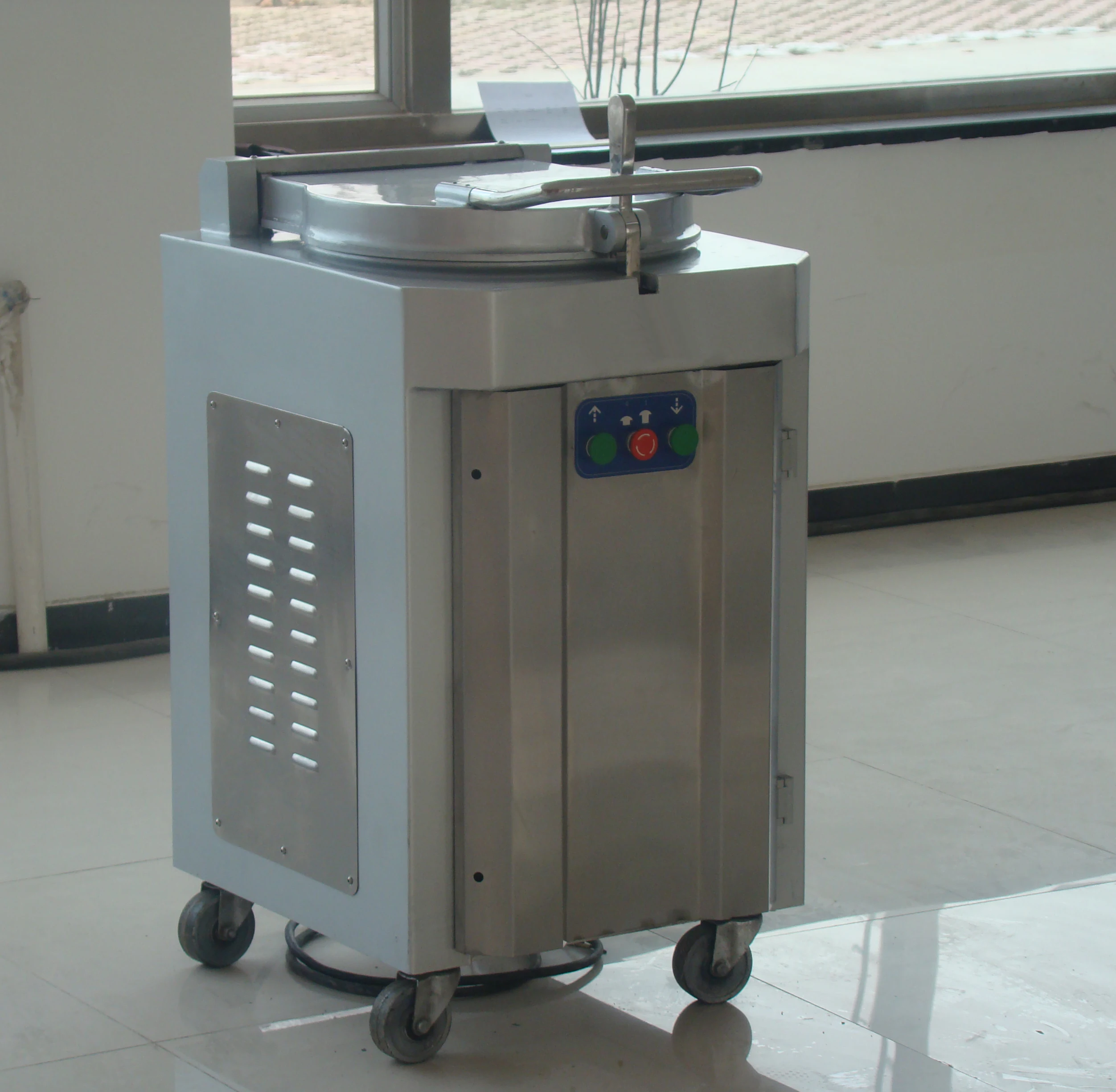 Toast/Hydraulic dough divider with a dividing range of 135-1000g for dough dividing by dough sticks, simple and easy to operate.