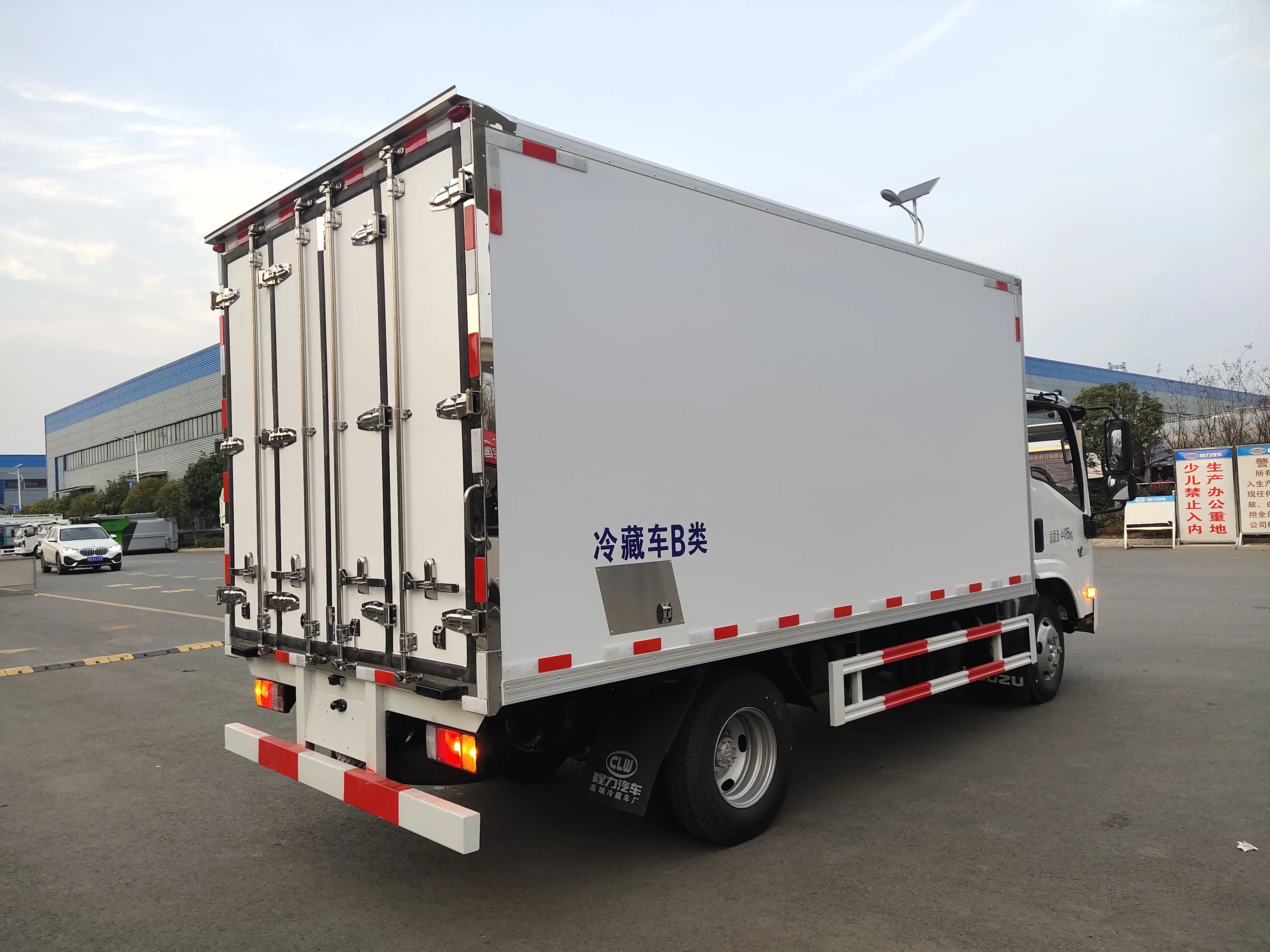 High Quality Isuzu M100 Reefer Truck Insulation Board Filled with High Insulation Effect Reefer Box Trucks