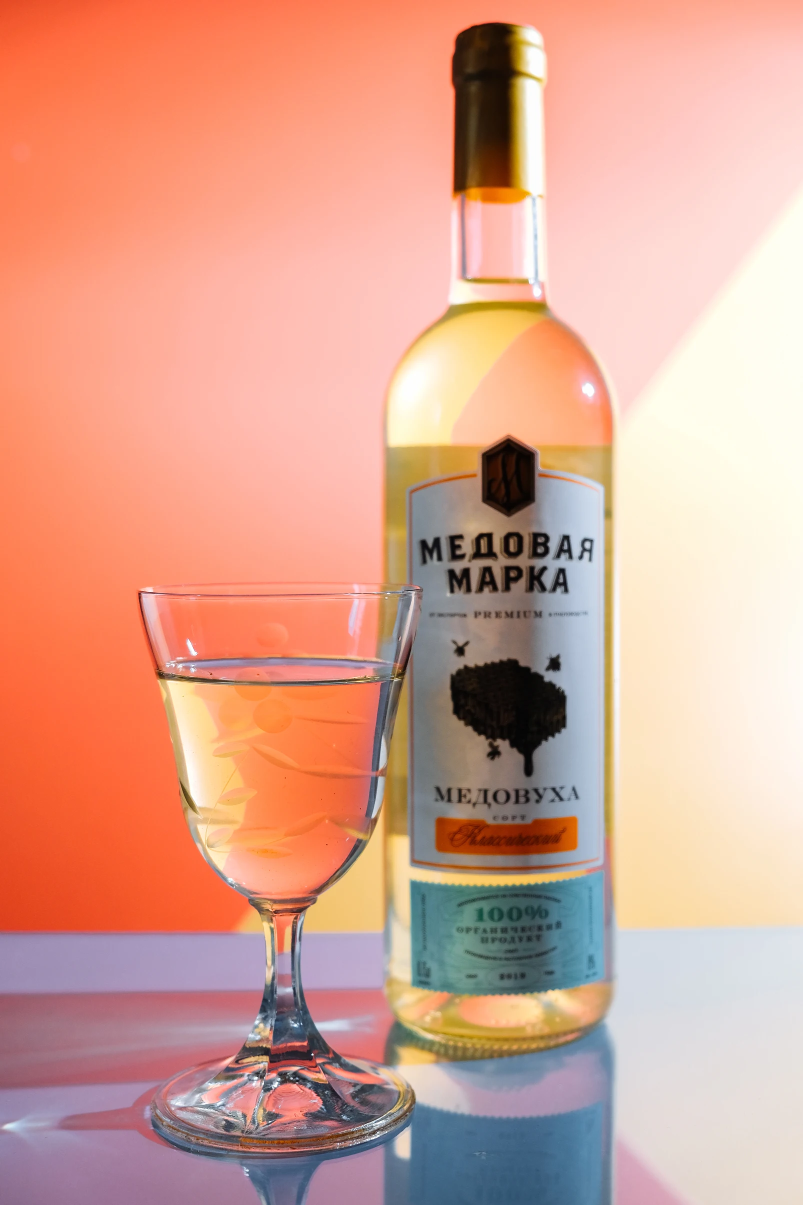 
Honey Mark Mead Drink Bottled Alcoholic Beverage with Sweet Honey Scents 