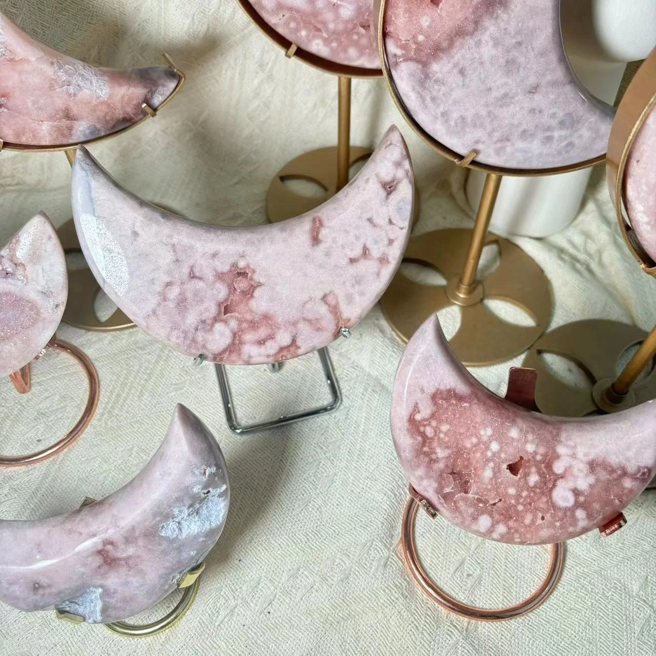 High Quality Natural Pink Amethyst Stones Wholesale Caved Crystal Healing Moon Carving Pink Amethyst Moon For Decoration
