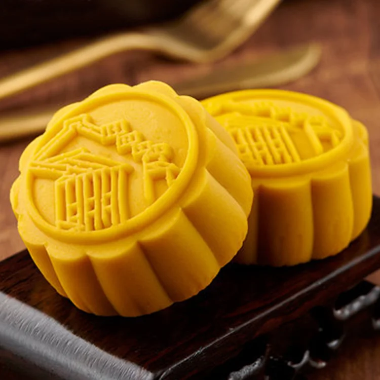  Mooncake with flowing creamy yolk 60g *2 Hong Kong style quicksand cake traditional pastry