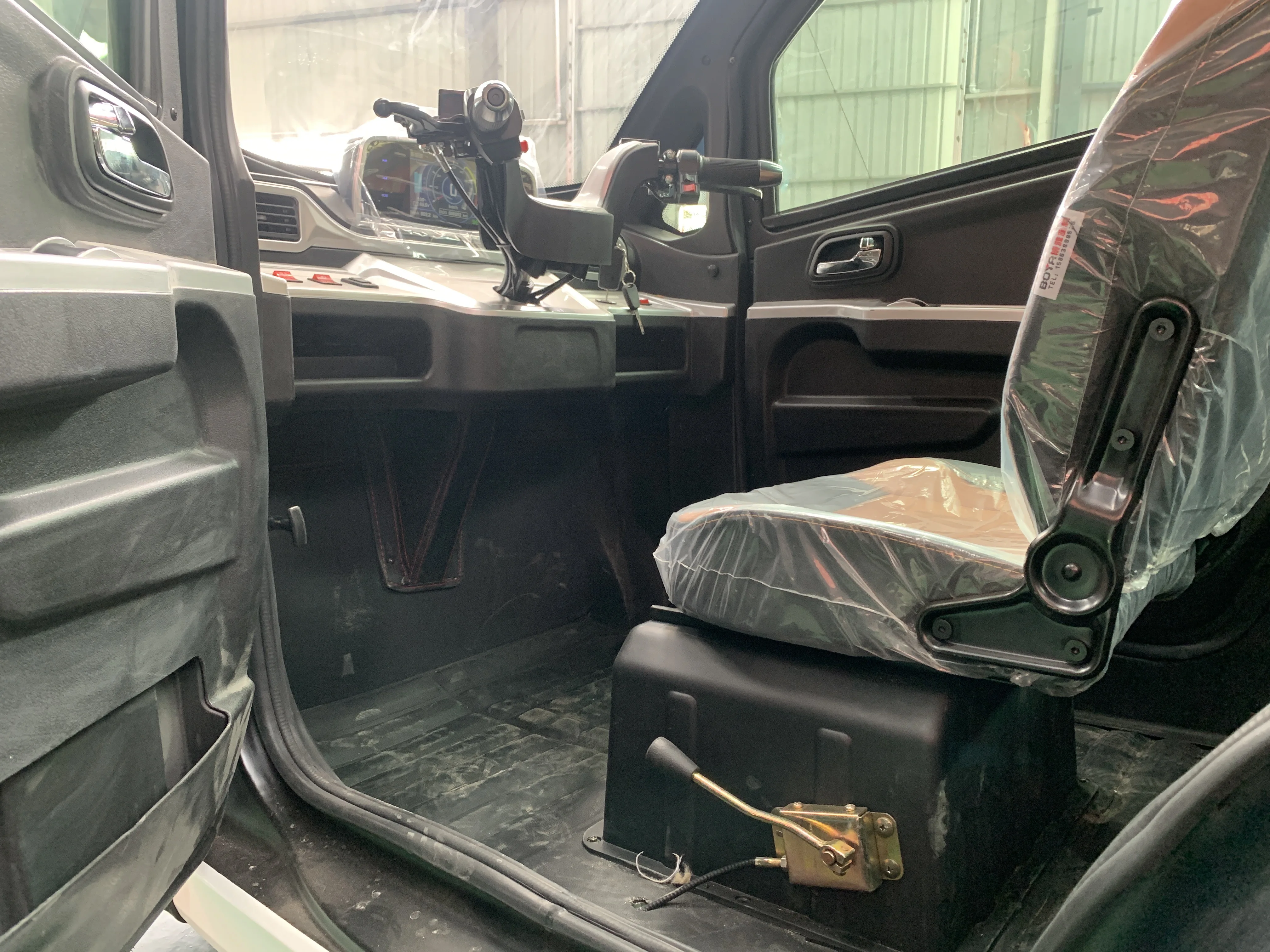 New Energy Low Speed 4 wheel 3 Seat Auto Motor Electric Mini Car for Adults