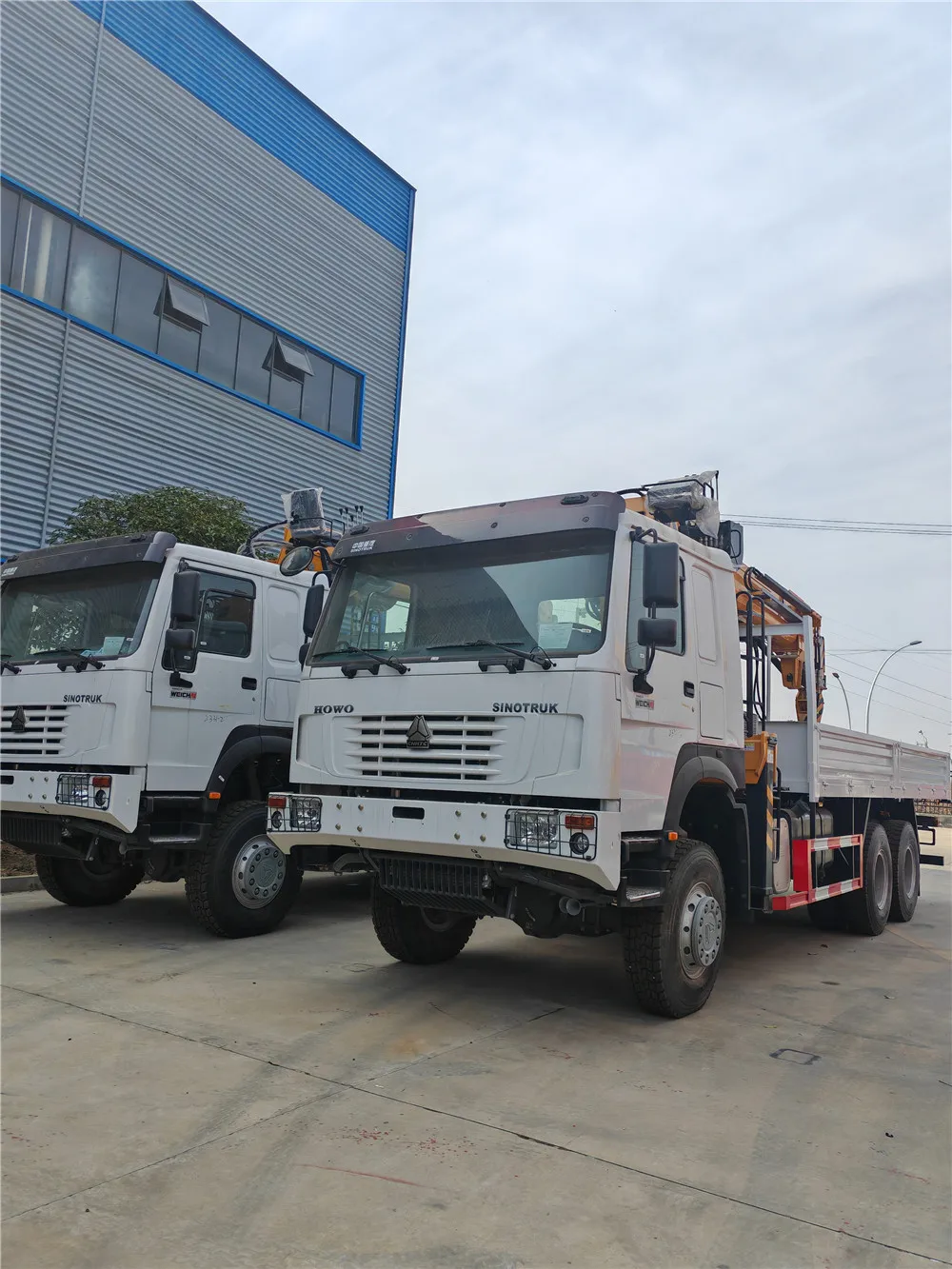 6x6 howo manipulator truck crane 7 ton with auger for hole 2500mm deepness 350mm diameter