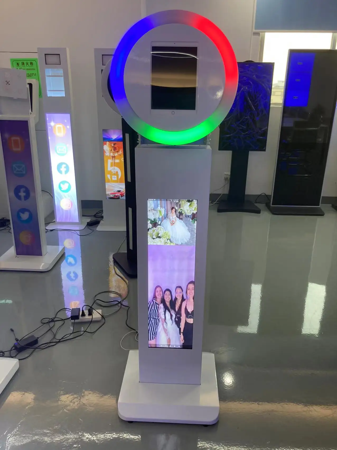 High Resolution Selfie Photo Booth  For 12.9' Pro Stand With 1080P LCD Display Stand Build In Inner Speaker WIFI Available