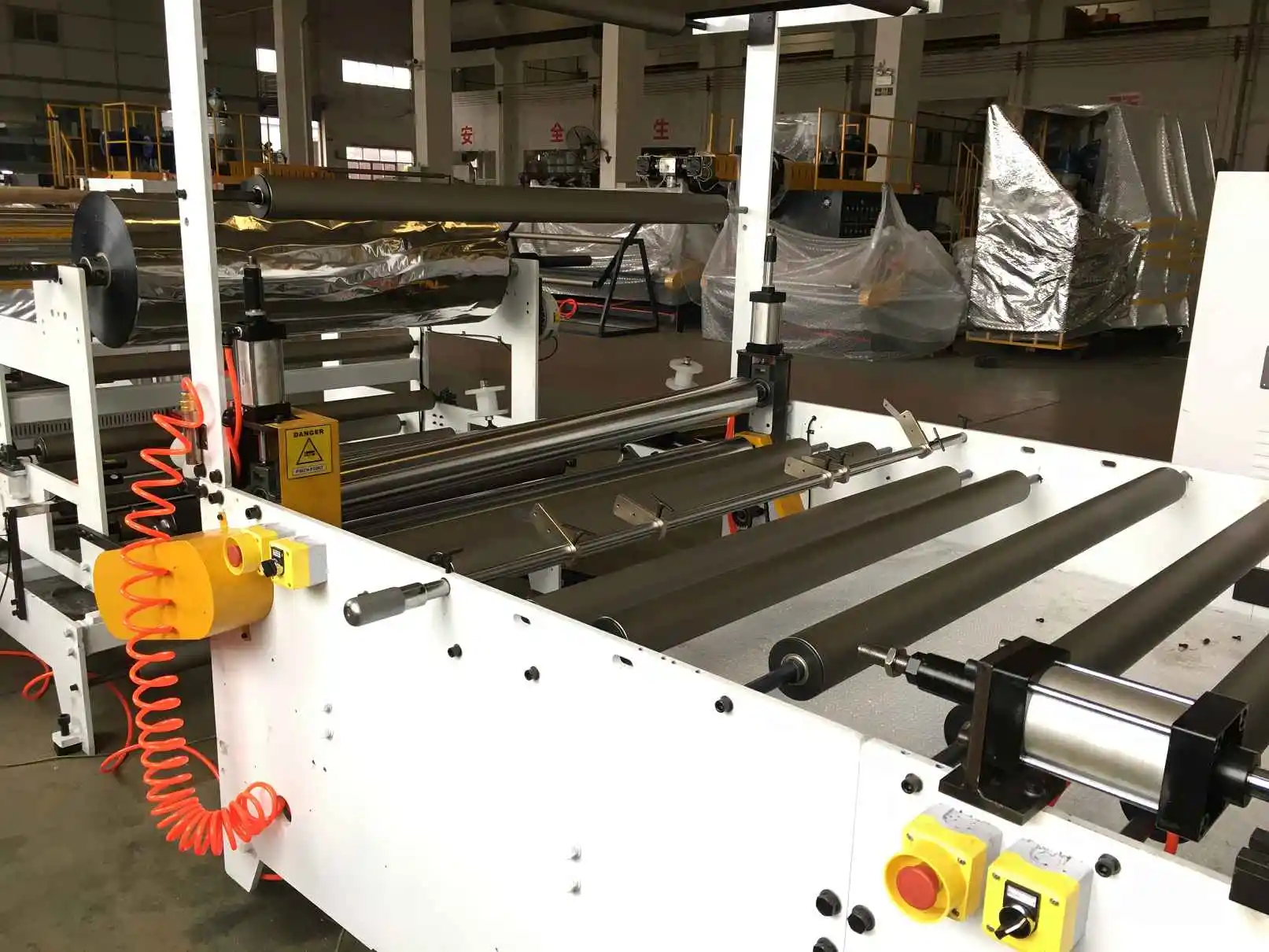 Трехслойная пластиковая воздушно-пузырчатая пленка оберточная машина