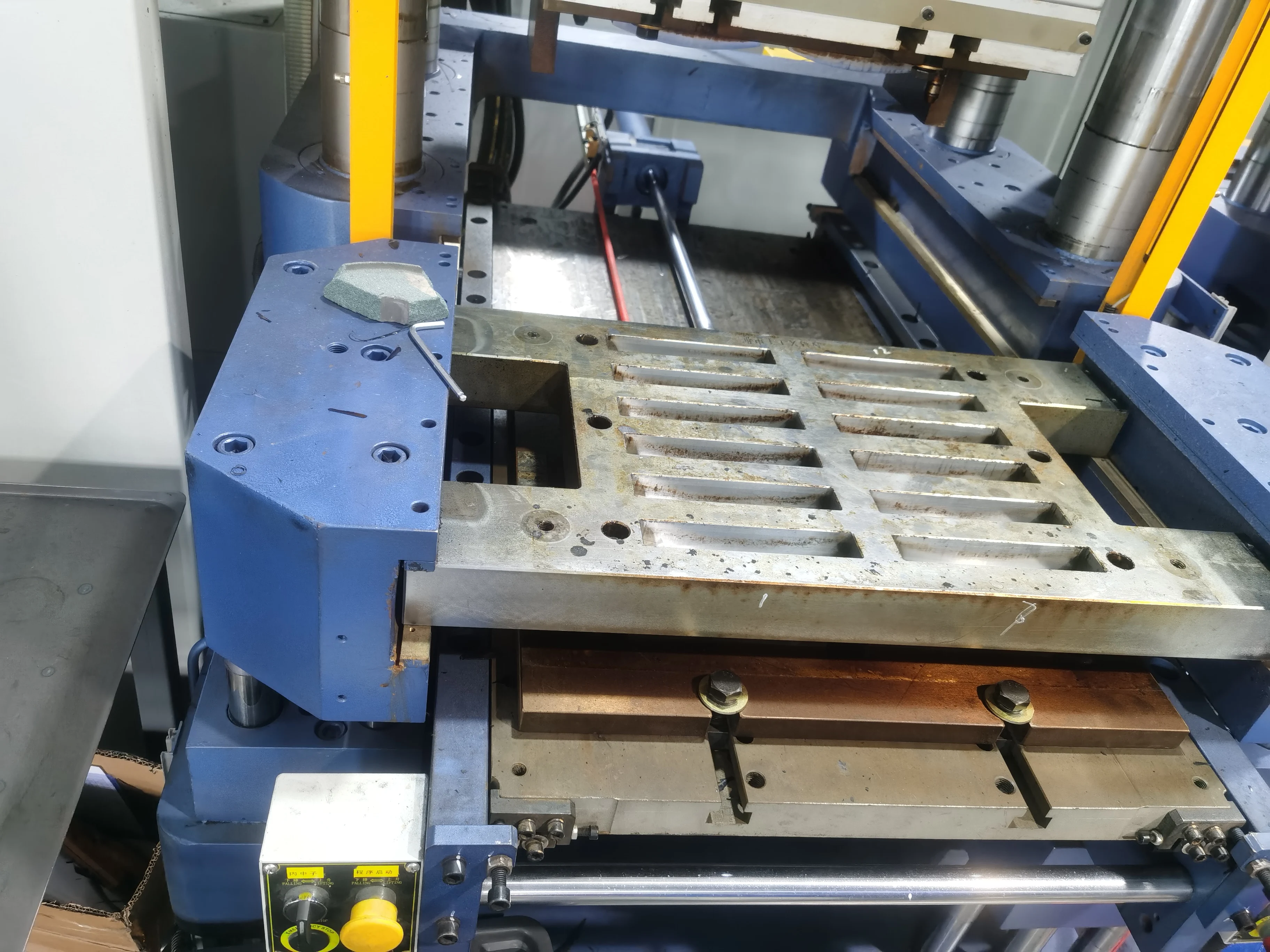 China High Grade Hot Press Machine ODM OEM elevator brake pads Brake Pads Making Machine Mold elevator brake bad mould
