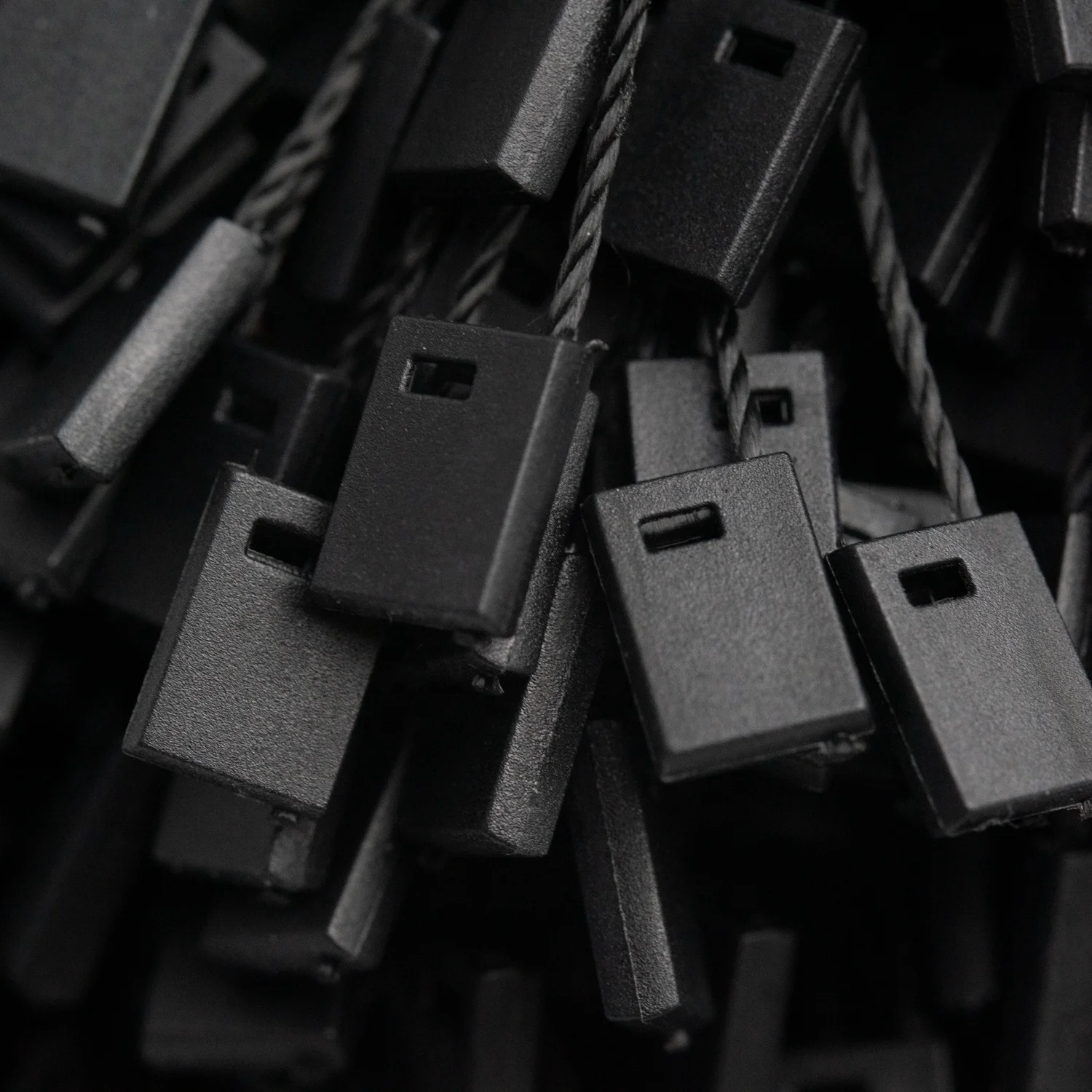 New Designer Custom Embossed Clothes String Plastic Garment Seal Cord Punch Label Clothes Hang Tag China Bags Shoes Cotton PVC