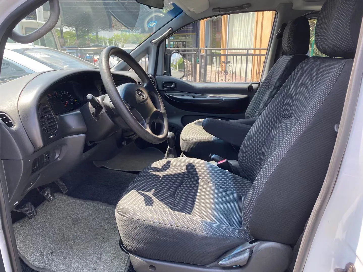 White  used jianghuai Brand Used  Minibus 7 -8 Seats 136 Hp gasoline  2015 Year