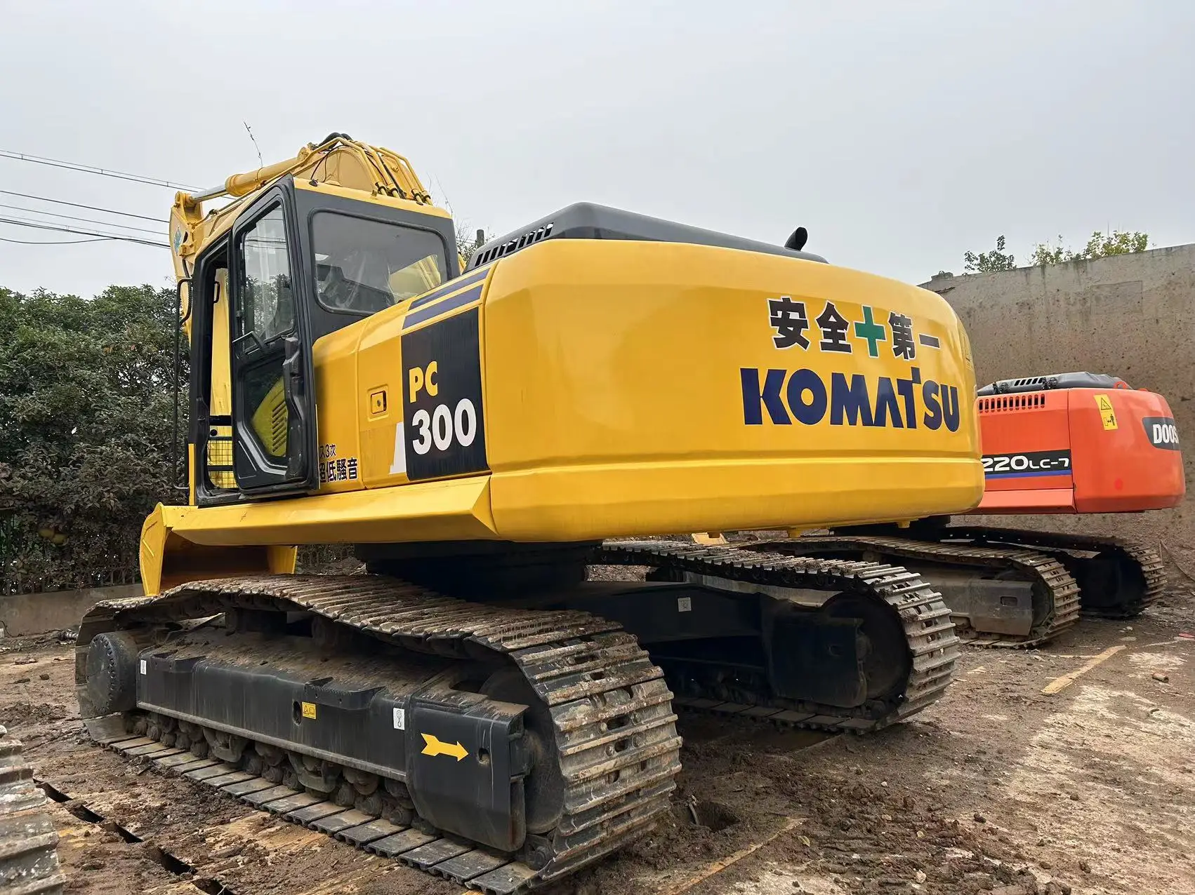 Made in Japan Japanese brand machinery Komatsu 300 used excavator Best price for sale working hours low
