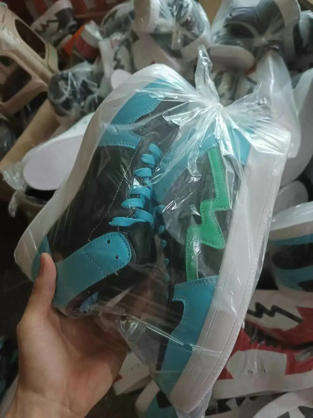 Factory Wholesale Men and Women Sports Shoes Mixed Style Fashionable Simple Running Shoes Summer Breathable Light Walking Style