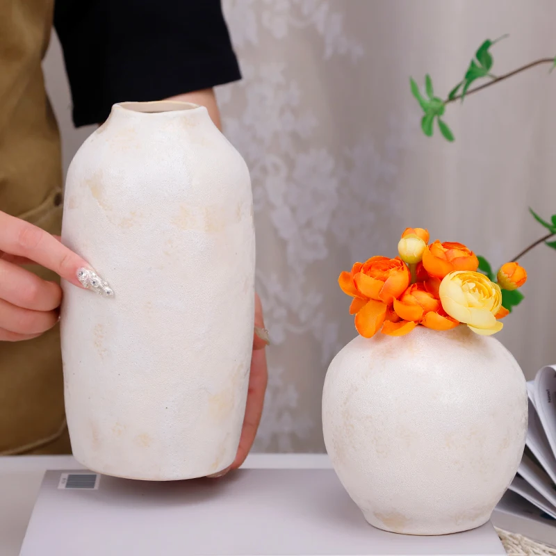 Redeco Creative Matte Antique Vase Beige Handmade Ceramic Vase Table Flower Vase For Hotel Home Decoration