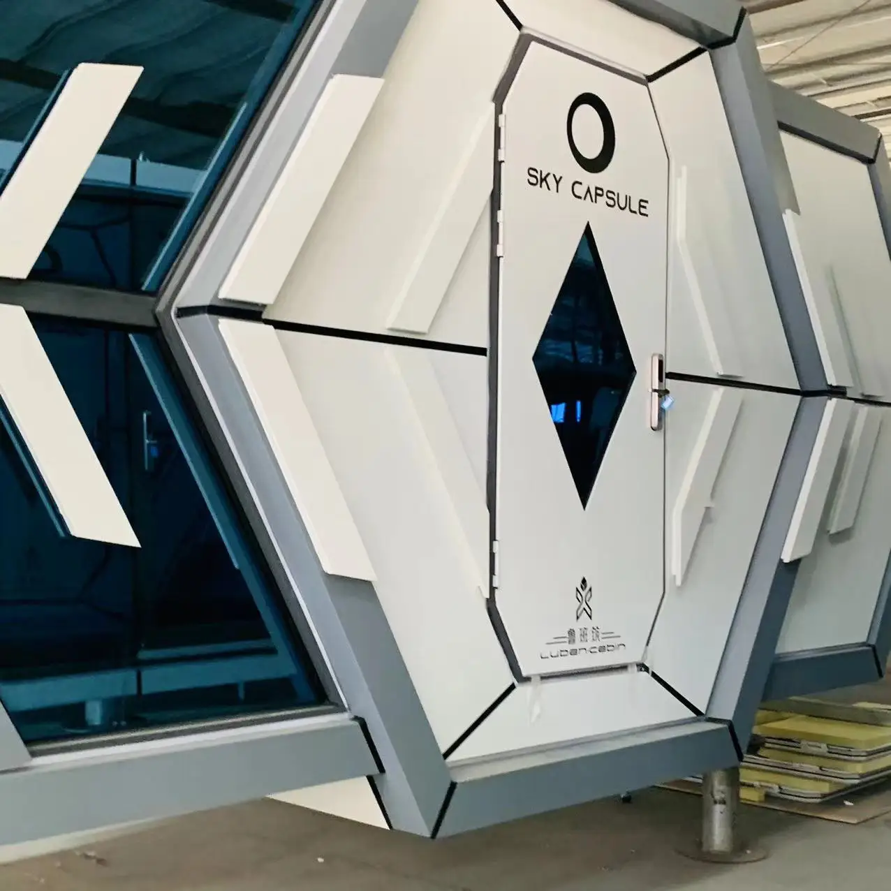 Galvanized steel frame capsule house with photovoltaic power generation for hotel, leisure resort, camping base and short-term