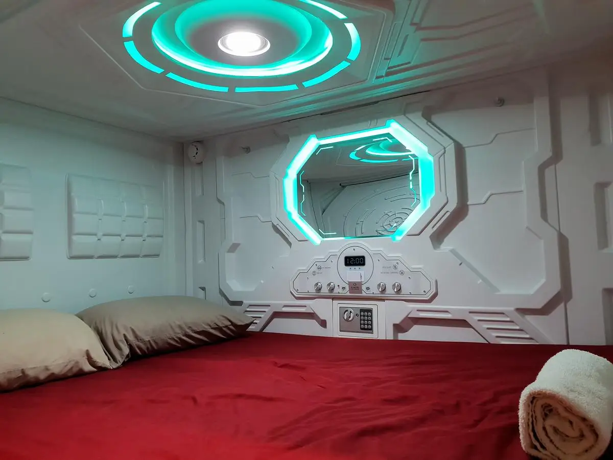 STARSDOVE Simple Modern Style Capsule Hotel Sleeping Box with Window