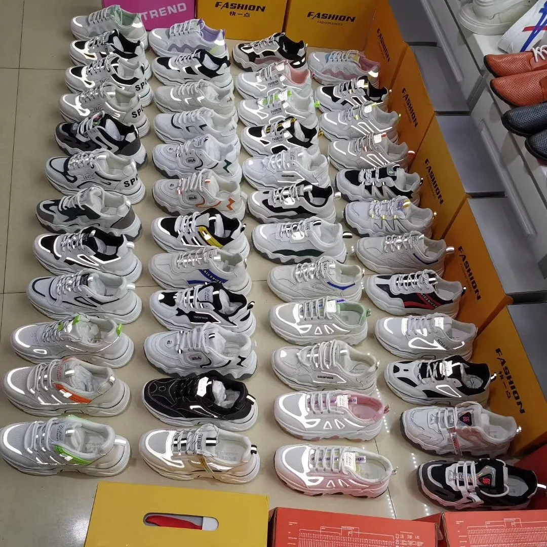 Surstock Chaussures; Большие размеры оптовая продажа; Дешевая обувь Stock мужские футболки 13 разных тапки для мужчин спортивные штаны Oem
