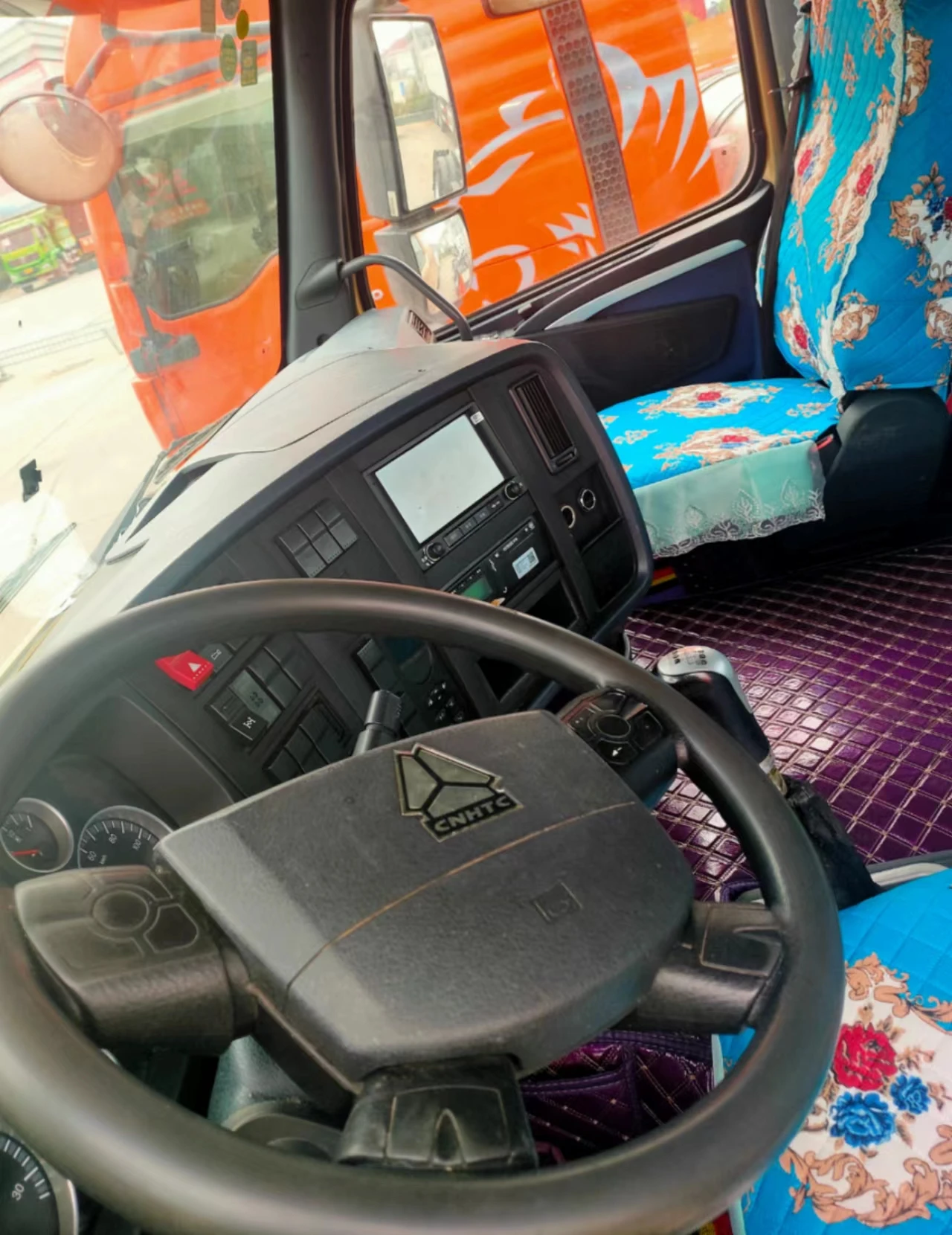 Sale New Used Sinotruk Howo Tractor Head 6x4 Diesel Fuel CNG Type Tractor Truck For Logistics Transportation