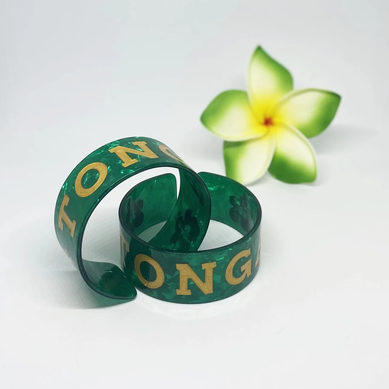  2021 fashion bangles tortoise acrylic shell material with gold tonga engraved cuff bangle bracelet for girls pacific