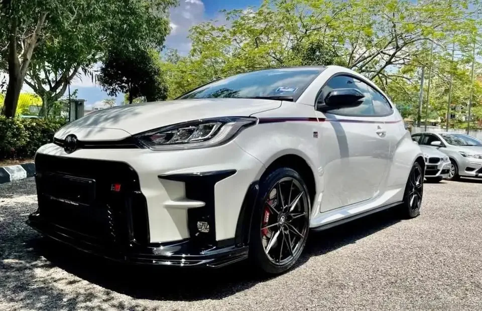 Высокий спрос достаточно используемый седан Toyota Yaris Vitz для экспорта