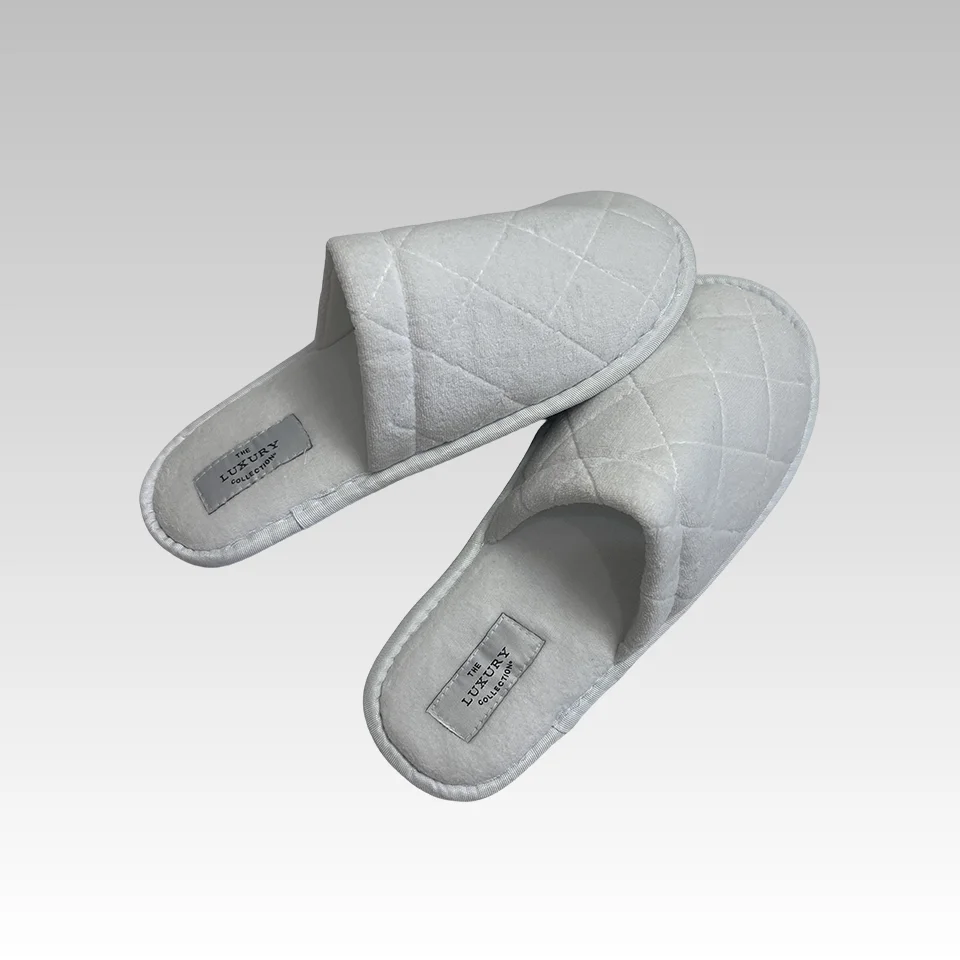 Wholesale customizable logo white pearl cotton disposable hotel slippers. OEM luxury spa hotel room pearl cotton slippers.