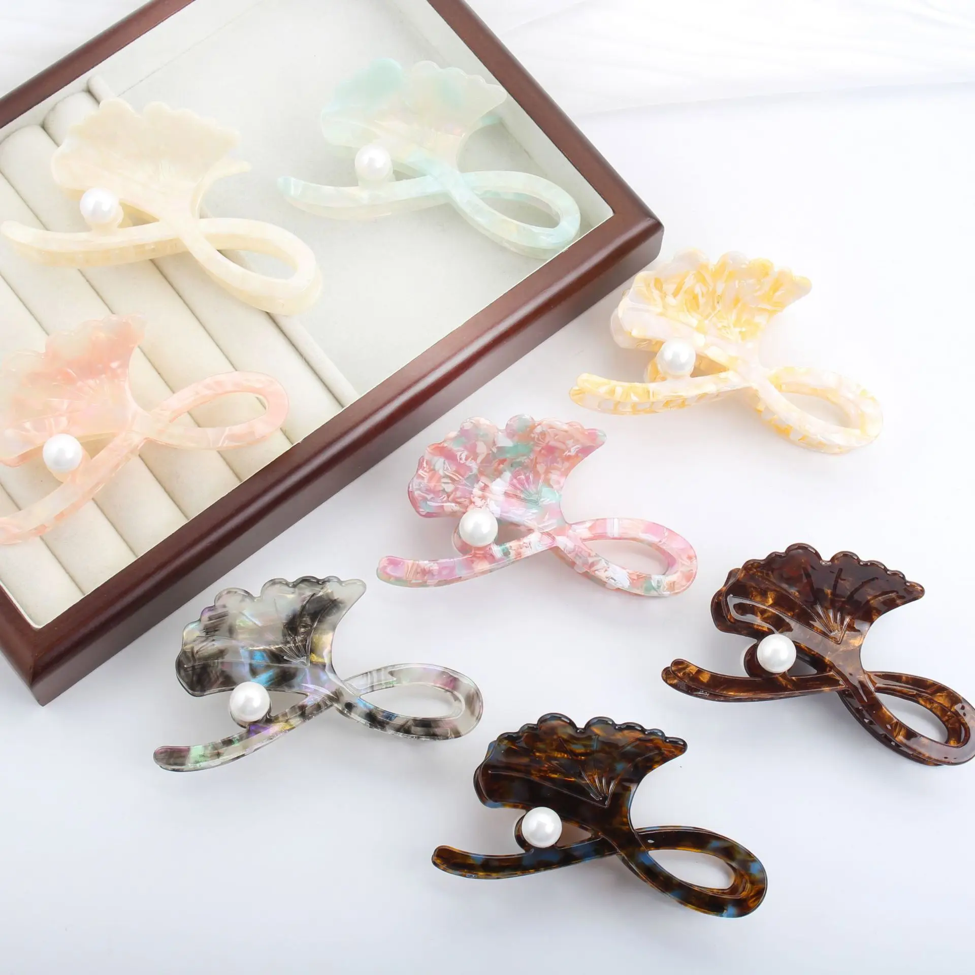 Luxury Apricot Leaf Hair Claw Clip Temperament Elegant Pearl Acetate Hair Clip French Large Shark Clip Hair Accessories