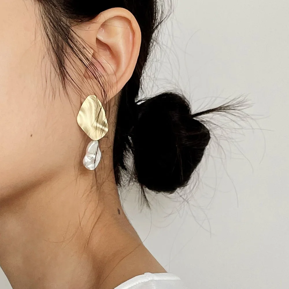 New Fashion Baroque Pearl Gold-Plated Stud Earrings Retro Natural Freshwater Pearl for Ladies Trendy Style